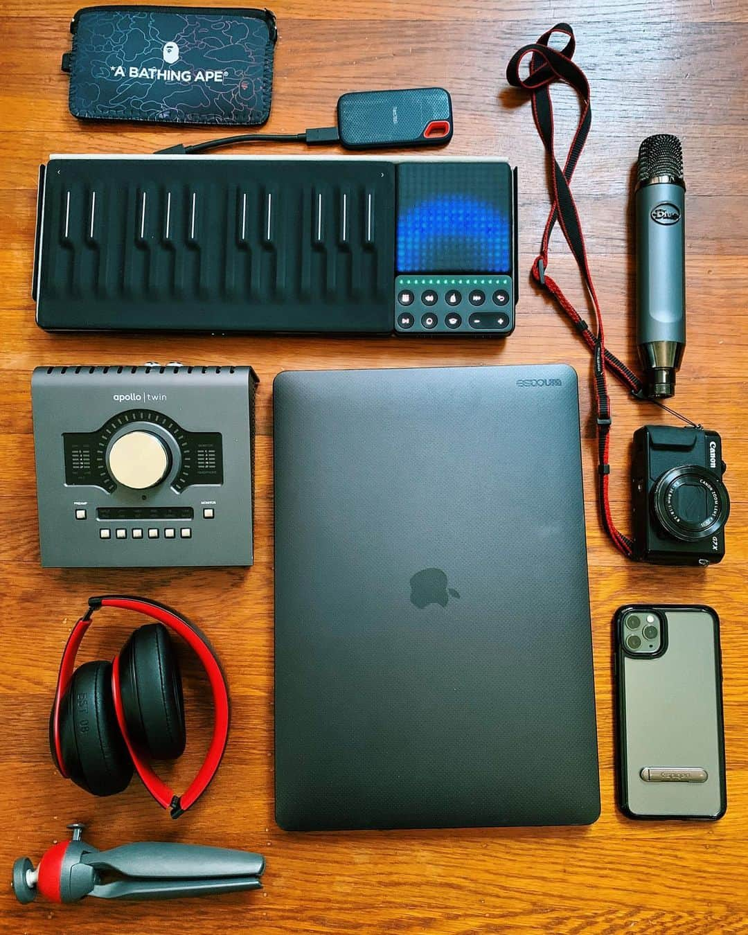 マット・キャブさんのインスタグラム写真 - (マット・キャブInstagram)「My desert island setup.  What are some pieces of gear you cannot live without?  無かったら生きていけないテクノロジーは何？  #technology #flatlay #macbookbro #appleiphone11 #appleiphone11promax #canong7xmarkii #blue-ember #roli #roliseaboard #sandiskssd #apollotwin #beatsstudio3wireless #manfrotto #bape #gearslutz #gearporn」10月11日 12時22分 - therealmattcab