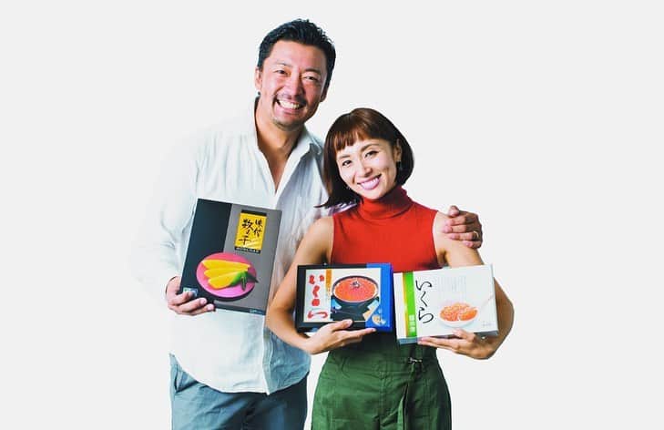 楊原京子さんのインスタグラム写真 - (楊原京子Instagram)「お知らせです💁‍♀️ 10月31日発売の、 『ふるさと納税ニッポン！』の表紙を、 この度、夫婦でやらせて頂きました✨✨ 2枚目は、撮影当日「ふるさと納税」の中でも人気の高い、北海道の海産物等をいただいたのですが、いくらの醤油漬け、数の子、あまりにも美味しくて、ひたすら食べてた時の写真。笑 『ふるさと納税ニッポン！』では、いろんな自治体の名産物が紹介されていたり、ふるさと納税のことがわかりやすく書かれていて勉強になりました✨ 納税の納め方も、家庭で食べてみたいお礼品から選べるのはもちろん、地震や災害に遭われた地域に寄付をするやり方など色々。  それを読んで、これから私も上手に楽しく、 「ふるさと納税」をやっていきたいです♫  去年初めて「ふるさと納税」をやってみた時のお話などもさせてもらいました。 📙10月31日、 全国の書店にて発売ですのでみなさまっ！ 是非お手にとってくださいね✨✨ ・ ・ #ふるさと納税 #ふるさと納税返礼品  #ふるさと納税ニッポン　#ふるさと納税2019 #金児憲史　#楊原京子　#夫婦」10月11日 12時34分 - kyoko.yanagihara