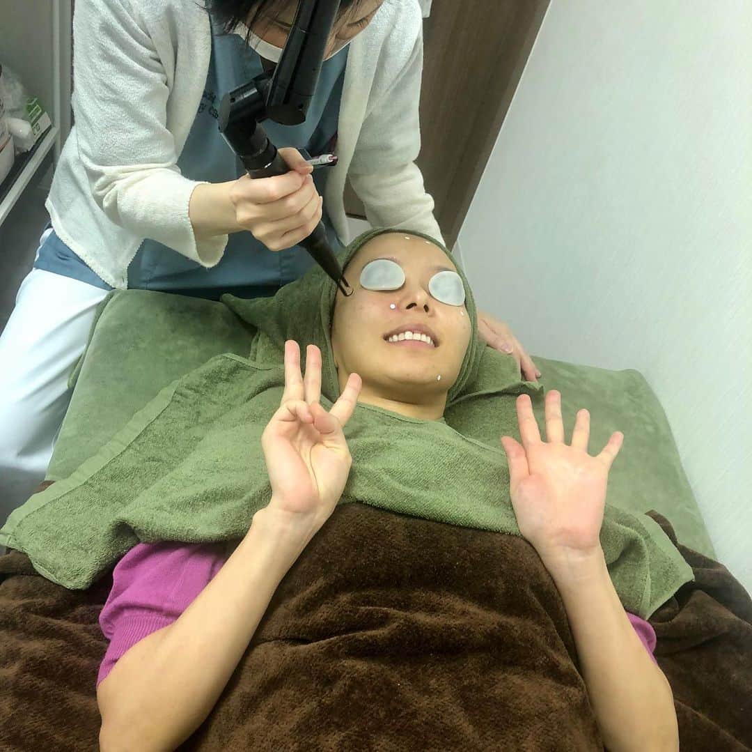 菊池良子さんのインスタグラム写真 - (菊池良子Instagram)「美を求めて🚶‍♀️ 麹町形成外科皮膚科クリニック  @koujihifukeisei に行ってきました😊  スペクトラレーザー体験😲  レーザーは怖い、痛そう、というイメージでしたが、痛みはありませんでした😊経過はまたご報告します🙋‍♀️ 肌が荒れていたのでニキビの薬の処方も✨  保険も考えながら患者さんに負担がかかりすぎないように考えて下さるのもこの病院のいいところだと思います🙋‍♀️ 苅部先生 @dr.jun_ は優しくクレバーです👏  クリニックの人気の理由が行ったらすぐに分かりますよ^_^  予約システムを導入していて、あと何人待ち！が分かるので直前までお散歩出来るのも魅力の1つだと感じました✨  男性も大勢いらっしゃっていました！男性も入りやすいと思いますので、肌で悩む時間は勿体無いのですぐに駆け込みましょう😊  #クリニック #病院 #皮膚科 #形成外科 #肌荒れ #美容  #ニキビ #スッピン #麹町皮膚科・形成外科クリニック  #キクパン #美を手に入れられるかな 🤔」10月11日 12時35分 - kikuryo627happy