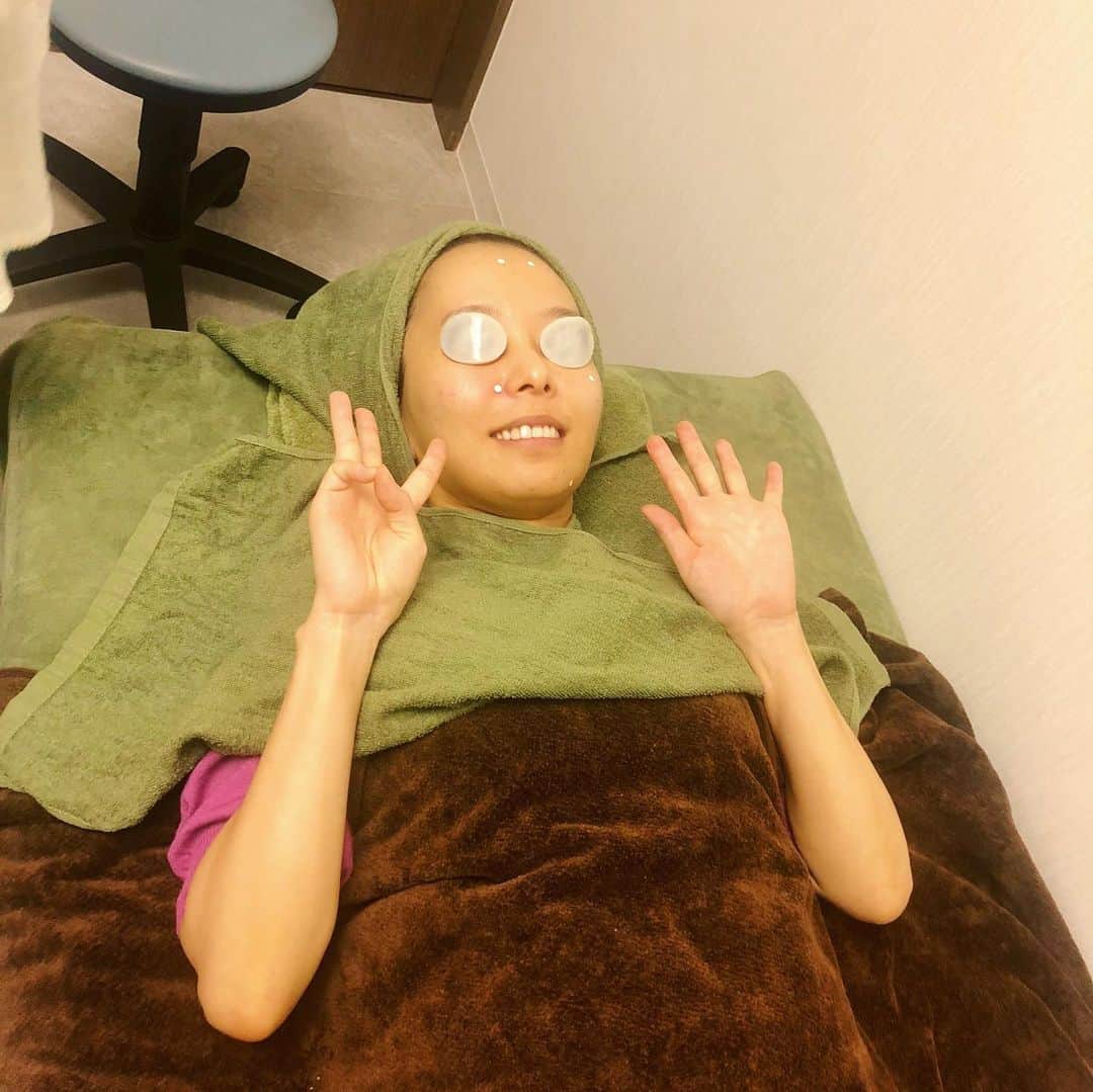 菊池良子さんのインスタグラム写真 - (菊池良子Instagram)「美を求めて🚶‍♀️ 麹町形成外科皮膚科クリニック  @koujihifukeisei に行ってきました😊  スペクトラレーザー体験😲  レーザーは怖い、痛そう、というイメージでしたが、痛みはありませんでした😊経過はまたご報告します🙋‍♀️ 肌が荒れていたのでニキビの薬の処方も✨  保険も考えながら患者さんに負担がかかりすぎないように考えて下さるのもこの病院のいいところだと思います🙋‍♀️ 苅部先生 @dr.jun_ は優しくクレバーです👏  クリニックの人気の理由が行ったらすぐに分かりますよ^_^  予約システムを導入していて、あと何人待ち！が分かるので直前までお散歩出来るのも魅力の1つだと感じました✨  男性も大勢いらっしゃっていました！男性も入りやすいと思いますので、肌で悩む時間は勿体無いのですぐに駆け込みましょう😊  #クリニック #病院 #皮膚科 #形成外科 #肌荒れ #美容  #ニキビ #スッピン #麹町皮膚科・形成外科クリニック  #キクパン #美を手に入れられるかな 🤔」10月11日 12時35分 - kikuryo627happy