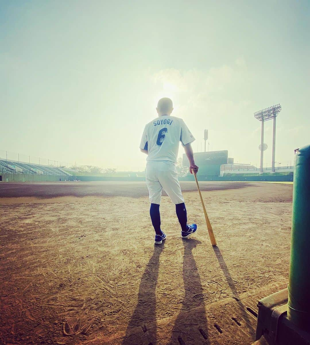 梵英心さんのインスタグラム写真 - (梵英心Instagram)「This time, as a private matter, I decided to retire from active duty on October 11, 2019.  In the 2018-19 season, I have worked as a player and coach in the Agekke Baseball Club, with the intention of giving back to the baseball team members who helped me.  I played in a new environment, with new encounters and feeling more rewarding than ever, but for current teammates and players who are looking for a baseball environment in the future, I will try to put a break as a player.  I decided.  I am grateful to all the fans, team members, and teammates who have supported us.  Thank you very much. この度、私事ではございますが、2019年10月11日をもちまして現役を引退することを決めました。 2018～19年シーズンはお世話になった社会人野球に恩返しをしたいという思いで、エイジェック硬式野球部で選手兼コーチとして活動してきました。 新しい環境で、新しい出会いもあり、今まで以上にやりがいを感じながらプレーをしてきましたが、現在のチームメイト、これから野球の環境を求めてくる選手の為、プレイヤーとして「区切り」をつけようと決めました。 今まで支えていただきました、ファンの皆様、球団関係者の皆様、各チームでの戦友には感謝の気持ちでいっぱいです。本当に有難うございました。 #AGEKKE #AGEKKEBASEBALLCLUB #エイジェック硬式野球部  #AGEKKEGROUP #AGEKKESPORTS #RIGHTS.」10月11日 12時53分 - eishin_soyogi