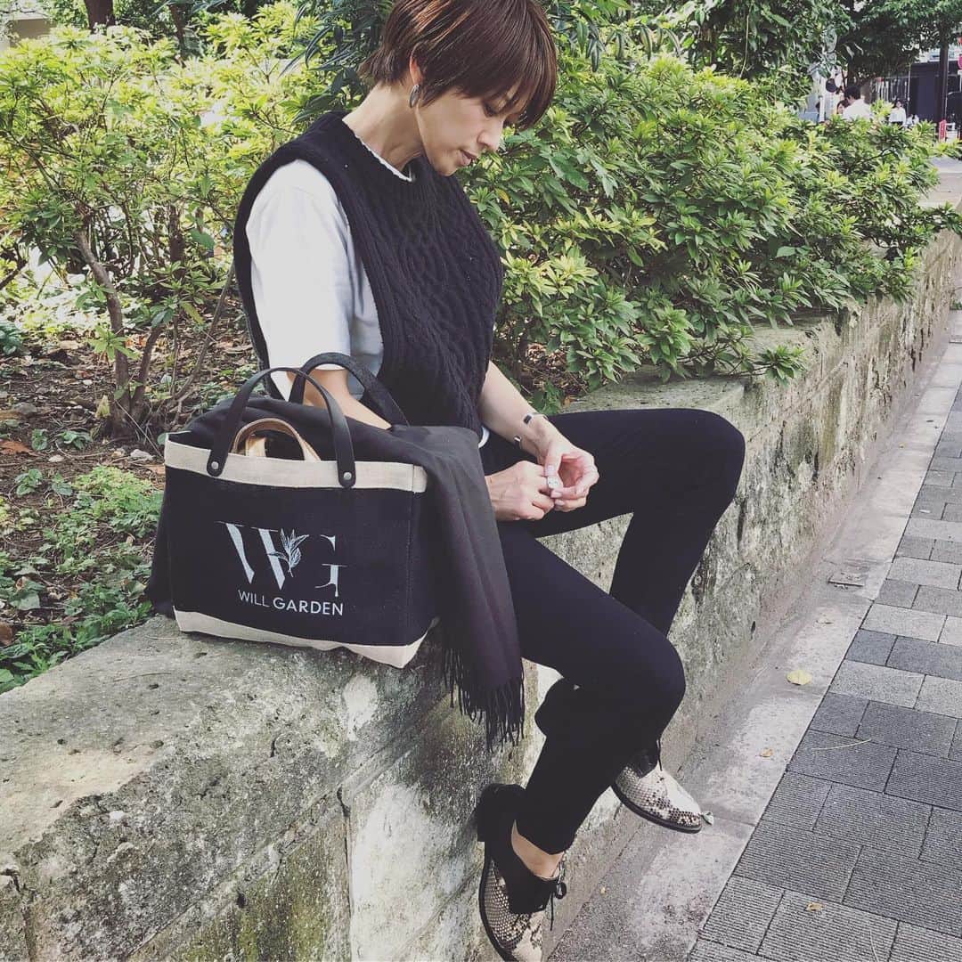 畑野ひろ子のインスタグラム：「先日開催しておりましたAPOLIS FLOWER MARKETでも大人気だったWILLGARDENとのコラボバッグに、ブラックが登場しました。  今回はウェブサイトからご購入できます😊 @willgarden_official のホームから" gift "ページへお願いします。  #willgarden @apolis  @apolisjapan」