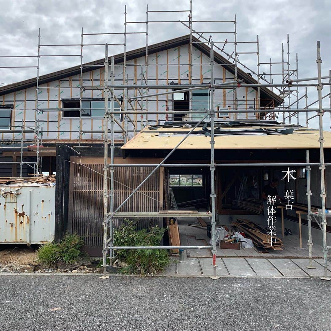 宇田見建設さんのインスタグラム写真 - (宇田見建設Instagram)「本日の『木葉古』  解体作業が着々と進んでいます。 ・ 外壁と屋根がほとんど外されていました。 #宇田見建設  #次回 #モデルハウス は #2020年5月 #open予定です  #宇田見建設オリジナル」10月11日 13時16分 - utamikensetsu