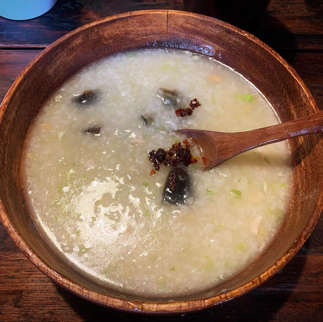 池内万作さんのインスタグラム写真 - (池内万作Instagram)「かっちょいい土鍋を買ったのでとりあえずお粥を♪ いやいやしかし、雨が降り出してきました。 今日は家に閉じこもってゴソゴソやってます〜。 皆さまもお気をつけて(｀_´)ゞ #ビストロ万 #イケウチ家の食卓」10月11日 13時16分 - mandeshita