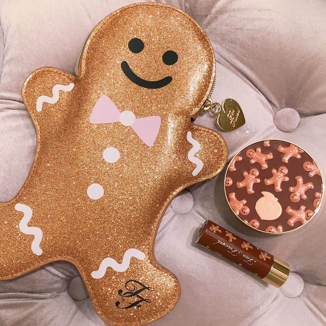 小野早稀のインスタグラム：「#toofaced  クリスマスコフレ2019 クッキーの匂いするし、色味も可愛い🥺」