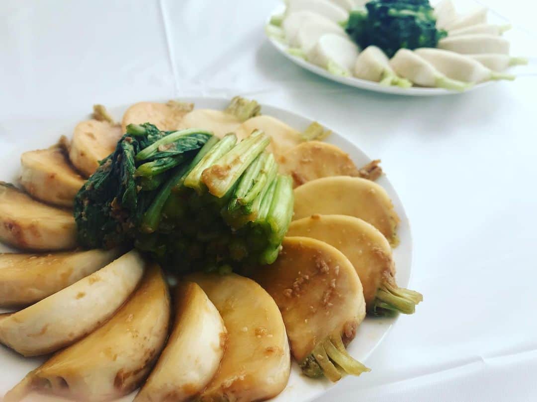芥川舞子のインスタグラム：「新鮮なカブが手に入ったので、葉っぱが青々ピンとしているうちにお漬物にしました🥬  写真1枚めは味噌で漬けただけのシンプルなもの。 味噌の質が問われます。 使った味噌は、お米をいつも注文している　#アフコ秋山農場　さんの味噌。 今までスーパーで買ってた、その中でも良さげな味噌だったのですが、#アフコ秋山農場　さんのとこの味噌に変えて味噌汁を作って何も言わず食卓に出したら、家族全員「ウマッ！」ってなってビビってました。  写真2枚めは、塩と昆布と唐辛子で漬けたもの。  2種とも、とても上手にできて満足です✨」