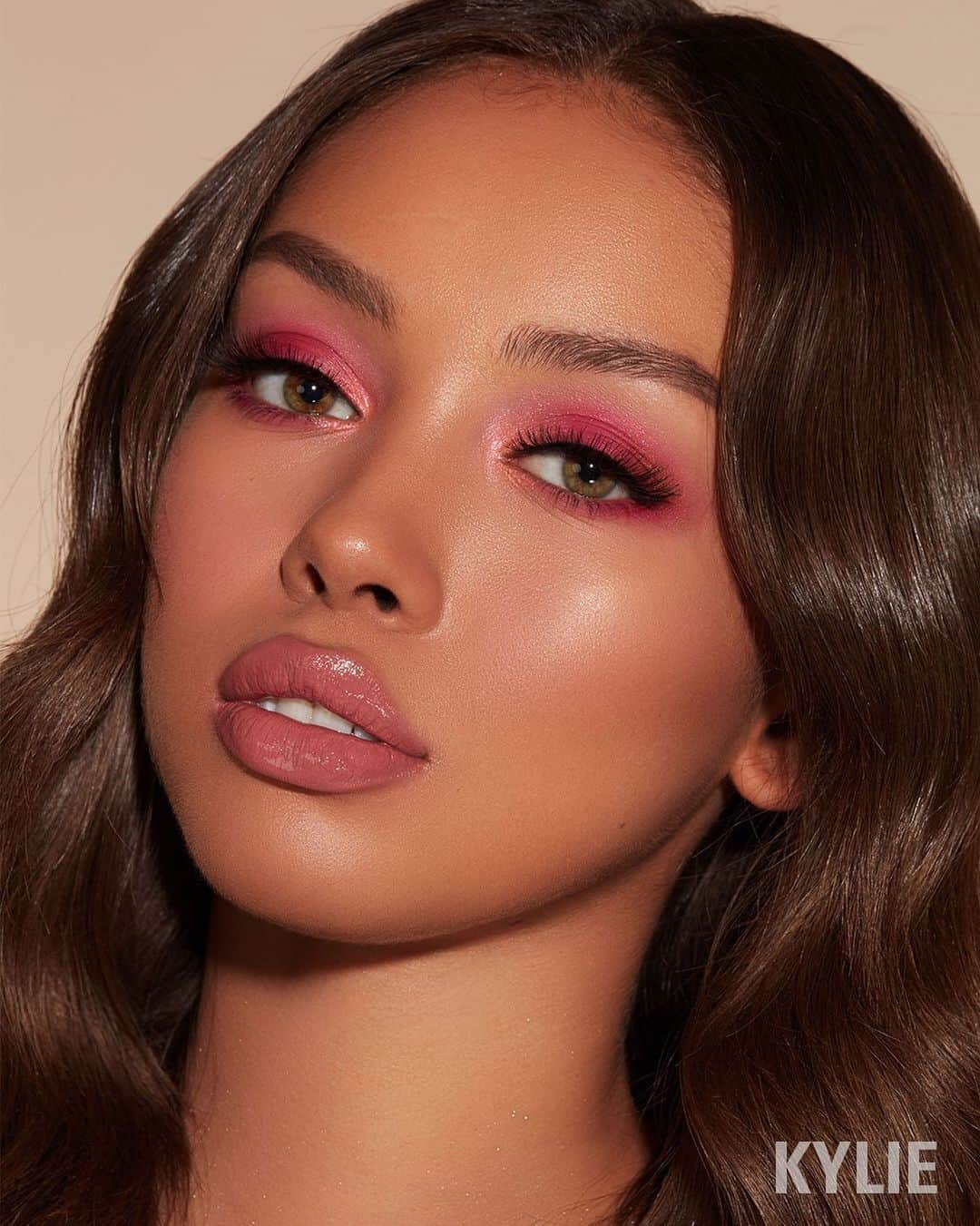 Kylie Cosmeticsさんのインスタグラム写真 - (Kylie CosmeticsInstagram)「Love this look using our Ulta exclusive holiday eye and face palettes and lip trio 💗✨ Our @ultabeauty holiday collection will be available in all stores and on Ulta.com this Sunday!」10月11日 13時23分 - kyliecosmetics