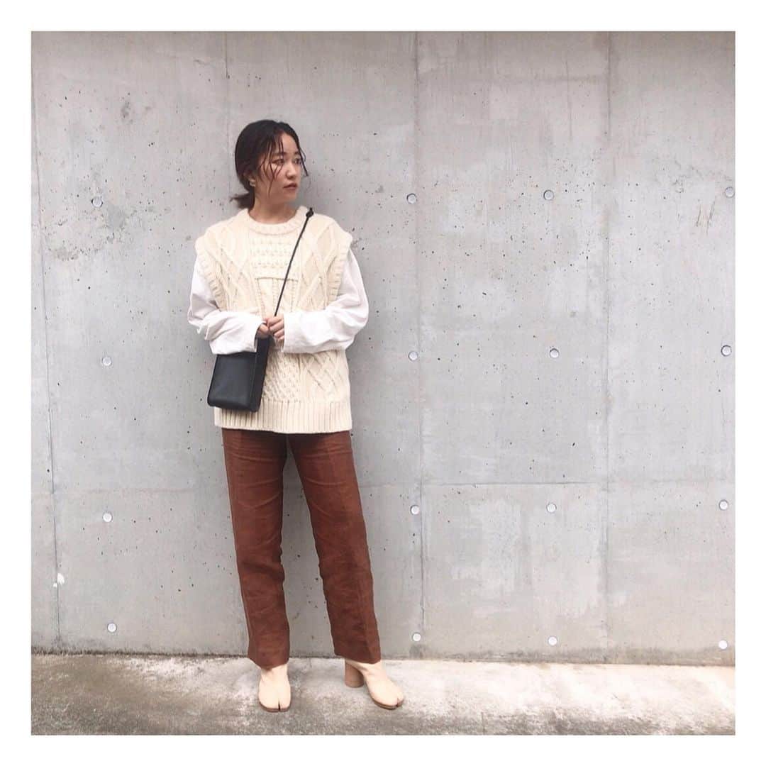 船曳ひろみさんのインスタグラム写真 - (船曳ひろみInstagram)「ニットベストやっと着られる♡ すでに完売しているので🙏 オンラインストアでは予約販売中です◎ 立体的なケーブル、厚み、糸の雰囲気 どれをとっても♡ #todayful  #lifes_staff_ootd #pi_ootd #knit」10月11日 13時32分 - hiromi_funabiki
