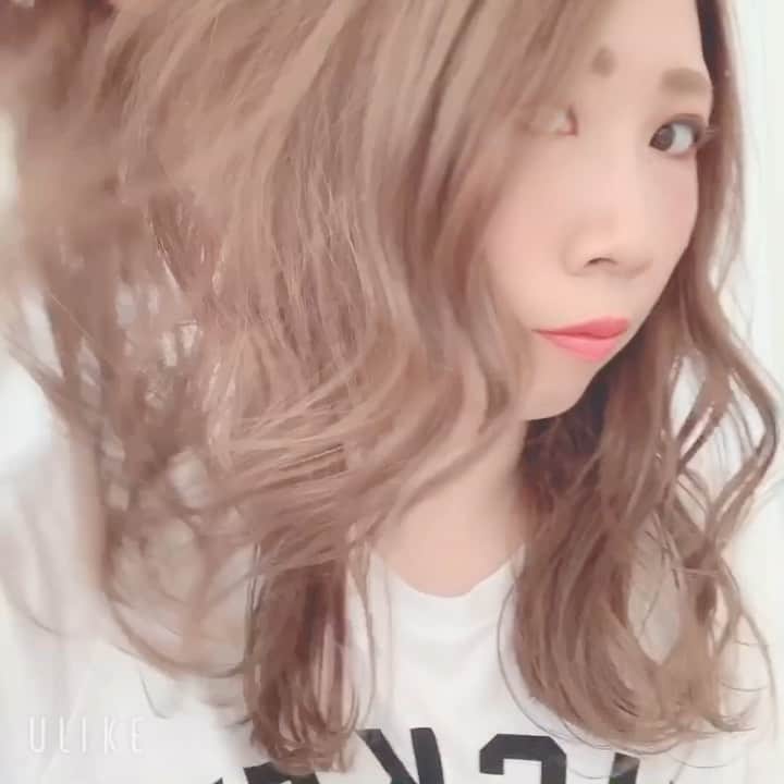 のインスタグラム：「巻き髪動画▷▶︎▷▶︎ ・ ・ ボブ～ロングの方までおすすめな巻き方だよ！ 巻き始めにオイルとか最初に付けてから巻くのが最近の気分✨ ・ ・ 5分～10分で巻けちゃうよ‪⸜‪‪☺︎‬⸝‬‪‪ ・ ・ ━━━━━━━━━━━━━━━ #巻き髪動画#動画#Locari#髪型#ヘアスタイル#コテ巻き動画#ヘアアレンジ#ヘアアレンジ動画#ヘアスタイル#ママ#おすすめ」