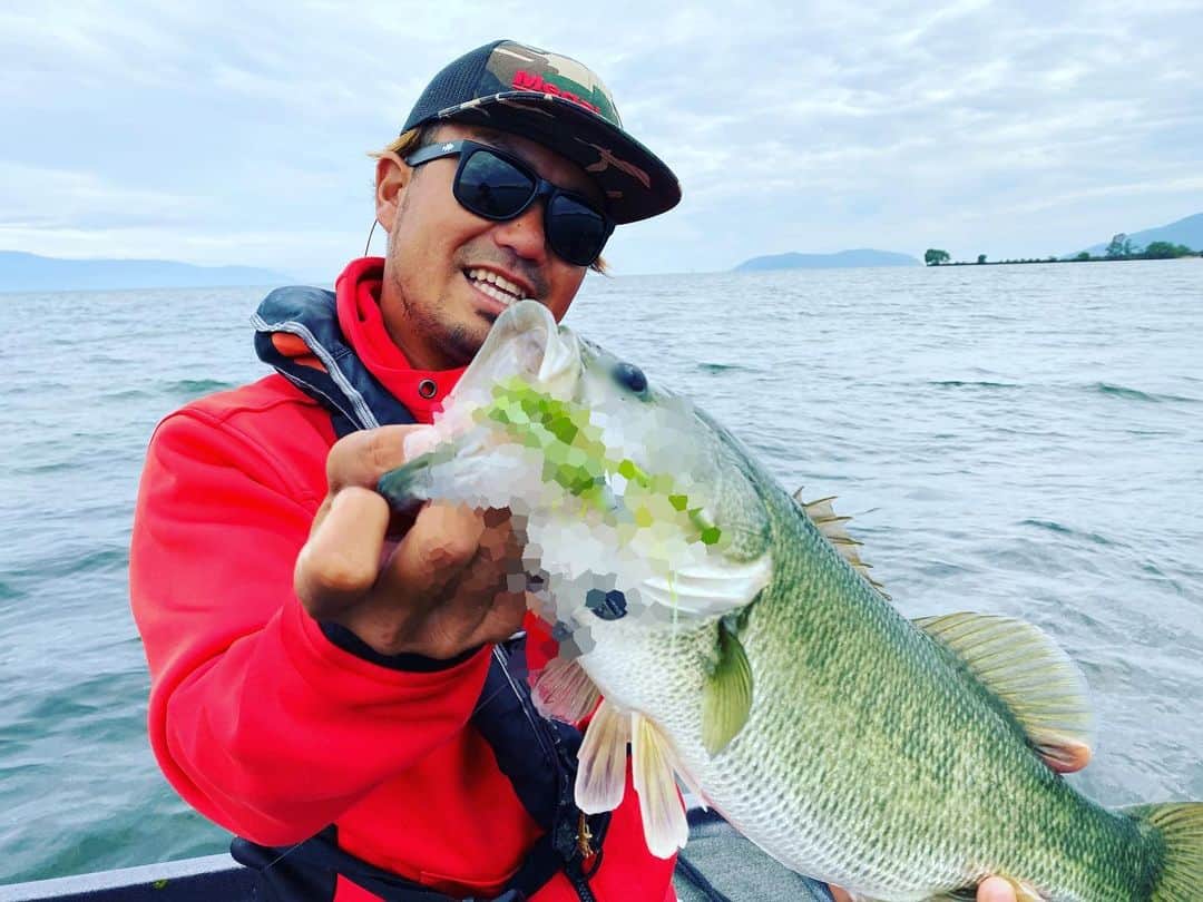 Megabass Inc.のインスタグラム：「現在鋭意開発中のプロトルアーにて琵琶湖ガイド杉村和哉より釣果報告です。とことん納得がいくまでテストを繰り返すのがメガバスのものづくりです。 #megabass #メガバス #mymegabass #プロトルアー #開発中プロト #琵琶湖 #杉村和哉 @sugimura_kazuya」