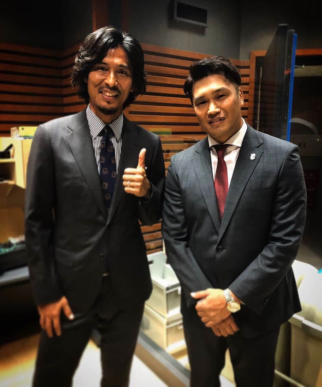 大西将太郎さんのインスタグラム写真 - (大西将太郎Instagram)「昨夜の「news zero」 サッカー日本代表大勝でしたね(^^)中澤佑二さんと一緒でした。同じ年ですが少し早生まれ、そして日焼け対決😂 同世代でずっとプロとして戦ってこられた尊敬するアスリートとお会い出来て光栄でした。お話は僕が言おうとしていたことも先に言われ混乱してしまいましたが😂ケネディ〜😂有働さん、岩本さん、弘さん、そして関係者の皆様、本当にありがとうございました。もっと成長します。  #newszero #中澤佑二 #soccer #大西将太郎  #dhl #dhlrugby #rugbyworldcup  #ritmolatino  #haruyama #stovel&mason #vitalebarberiscanonico  #zenstyle #canterbury #GOLDWIN」10月11日 13時47分 - shotaro12