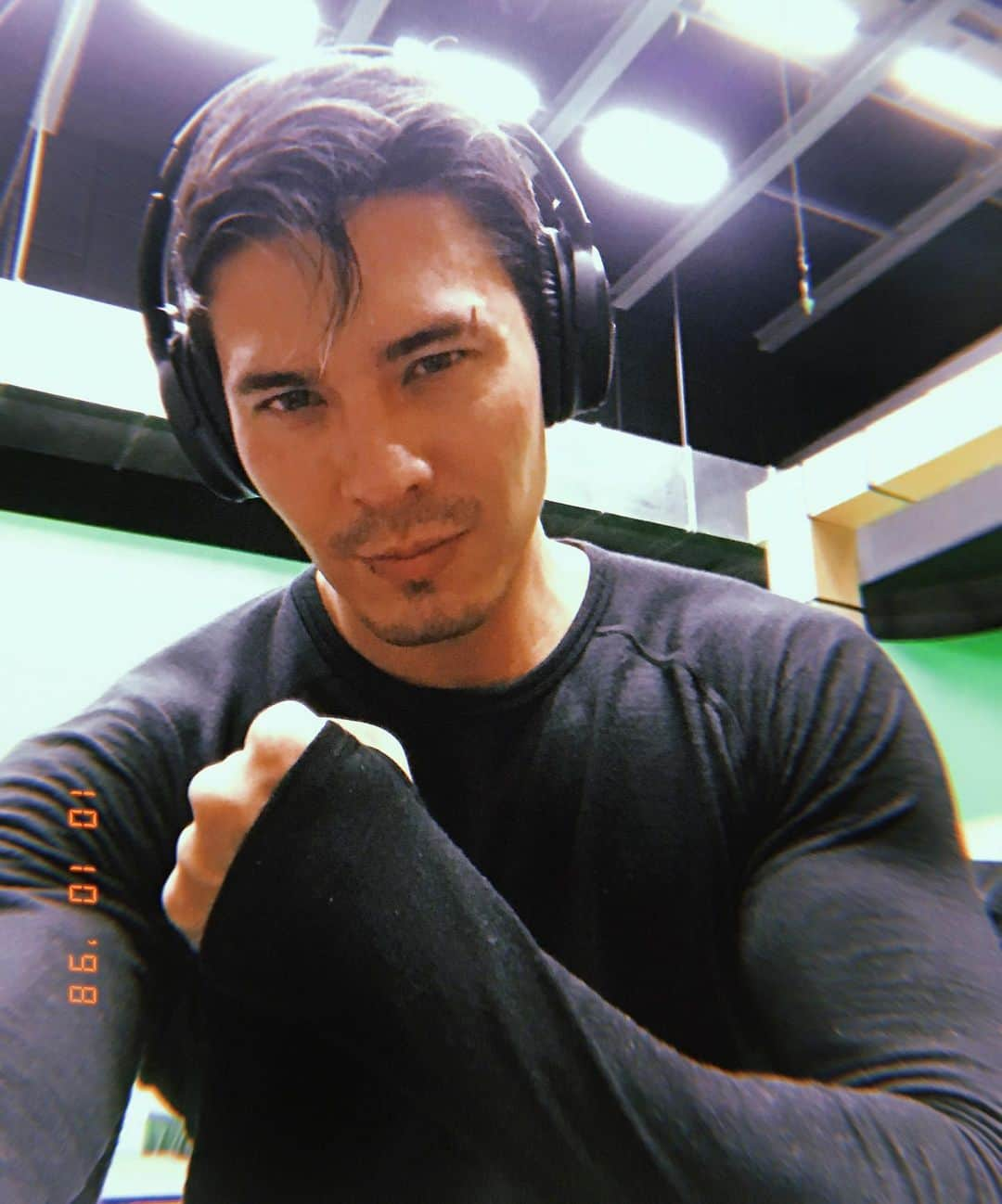 ルイス・タンさんのインスタグラム写真 - (ルイス・タンInstagram)「Practicing taking heads off in between scene set ups on #MortalKombat. @wbpictures @newlinecinema ... Martial arts is another form of expression and freedom, it is responsive and fluid, your mind/body become a vessel as you channel energy through you. It is essential you find something for your soul that does the same. What are yours ?」10月11日 14時06分 - lewistanofficial