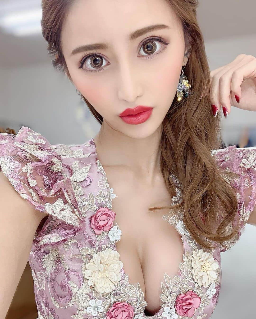 ほずにゃむさんのインスタグラム写真 - (ほずにゃむInstagram)「立体のフラワーレース❁︎フェミニン💞 おっぱい盛れるしイチオシドレスにゃ🐈 きゃわきゃわ～( ˊ࿁ˋ )💭💖 . #HZ #hzドレス  #キャバドレス」10月11日 14時02分 - hozunyam0818