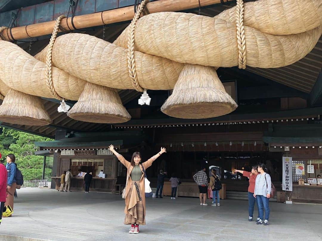 内田敦子さんのインスタグラム写真 - (内田敦子Instagram)「﻿ 今週は夏休みをいただき、﻿ 母と2人で出雲へ旅行に行ってきました✈️﻿ ﻿ これまで﻿ なかなかタイミングが合わず行けなかった﻿ 出雲大社へようやく行くことができ、﻿ 初参拝することができました⛩✨﻿ ﻿ 風が木々を揺らす音に癒されながら﻿ 広い境内をゆったりと散策しました。﻿ 心穏やかな気持ちで過ごせて何より🙏✨﻿ ﻿ #出雲大社 #出雲旅行 #母娘 #神楽殿 #大しめ縄 #巨大すぎて #圧倒されました﻿」10月11日 14時04分 - atsuko_uchida1205