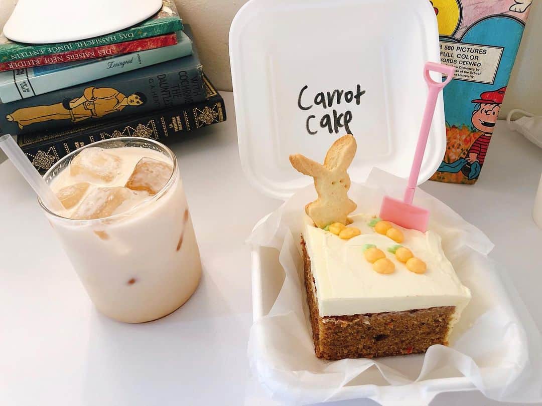 sayoのインスタグラム：「ずっと気になってたCETU♡ にんじん大っ嫌いだけどキャロットケーキたのんだよ♡ 可愛すぎるー♡  #korea#cafe#明洞カフェ#rabbit#carrot#cake#cafe#coffee#teatime#pink#cute#韓国#韓国カフェ#カフェ巡り」