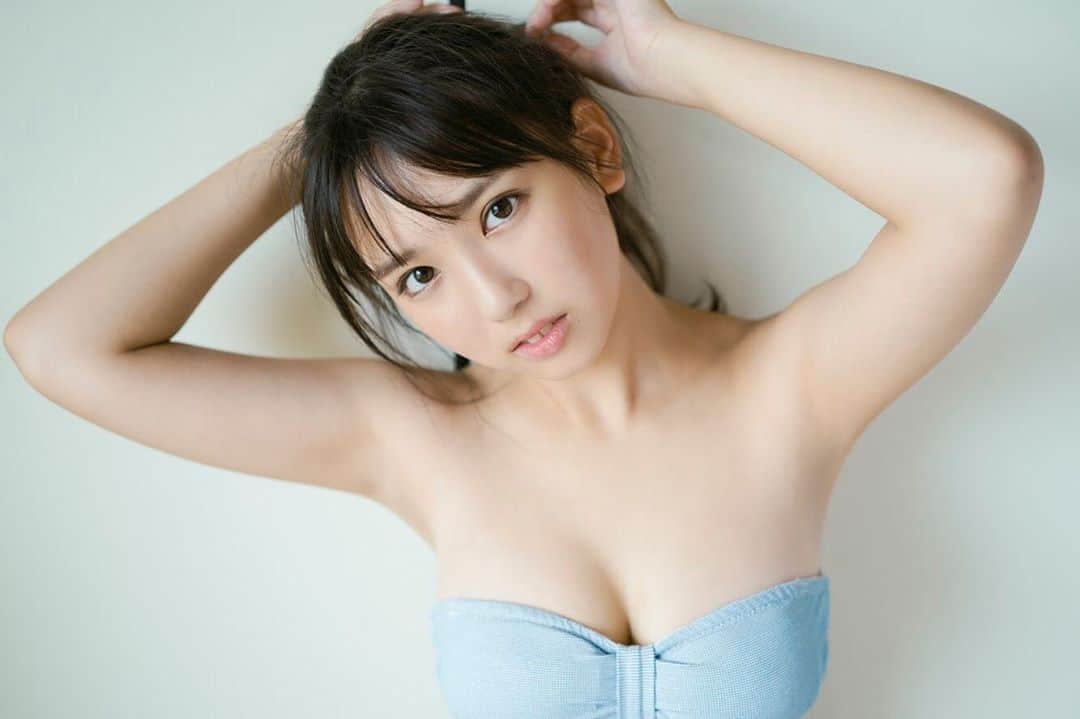週刊少年マガジンのインスタグラム：「発売中の #マガジン 45号、表紙&巻頭グラビアは #沢口愛華 さん。 #ミスマガ2018 グランプリ！ 週マガ初ソロです！  撮影 / HIROKAZU スタイリング / 田中あゆ美 ヘアメイク / スミホシナ デザイン / 松本麻実（GROSVENOR design）」