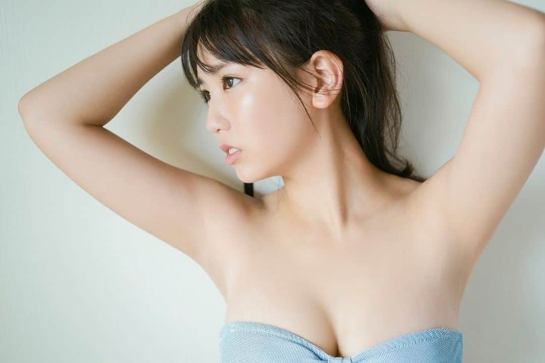 週刊少年マガジンのインスタグラム：「発売中の #マガジン 45号、表紙&巻頭グラビアは #沢口愛華 さん。 #ミスマガ2018 グランプリ！ 週マガ初ソロです！  撮影 / HIROKAZU スタイリング / 田中あゆ美 ヘアメイク / スミホシナ デザイン / 松本麻実（GROSVENOR design）」