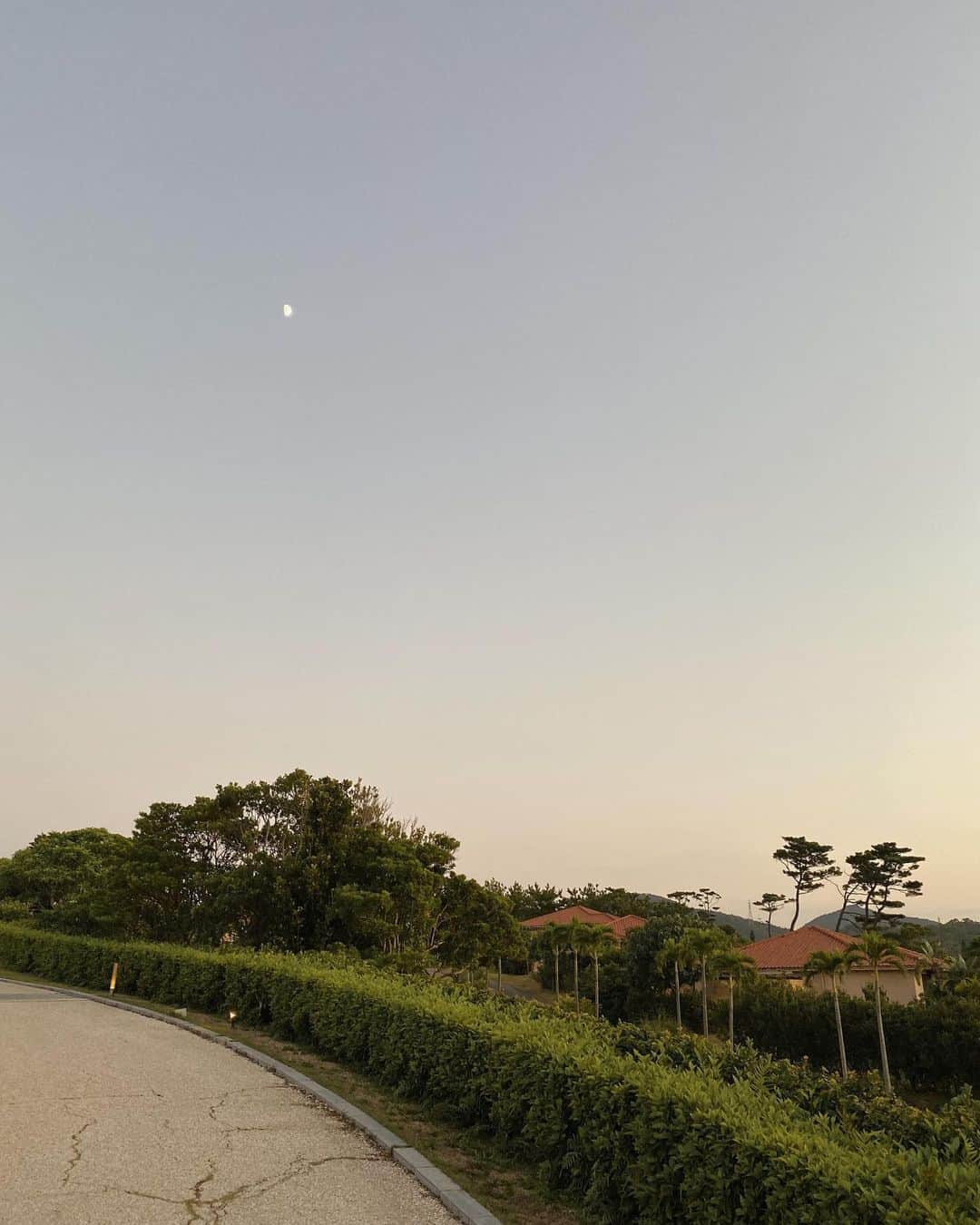 目見田早弥子のインスタグラム：「| 🌗 初日の空。 育児してるといつの間にか空を見ることが少なくなってて 皆のインスタのストーリーみて 「あ、今日夕焼け綺麗やったんや」とか思う日々で😂 グラデーションと月が綺麗で なんてことないけど私の中ではすごく印象深い⚐」
