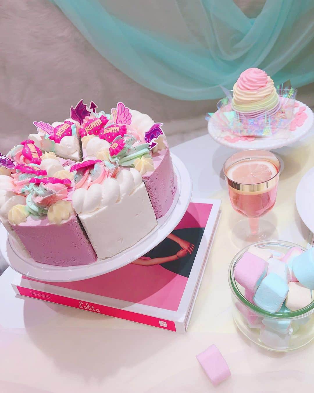 高橋里彩子さんのインスタグラム写真 - (高橋里彩子Instagram)「みんな知ってる〜♥？﻿ もう、食べなきゃ損な﻿ めっちゃかわいいおすすめがあるのー！﻿ ﻿ ﻿ ﻿ 銀座コージーコーナー( @銀座コージーコーナー )﻿ からハロウィン限定ゆめかわスイーツが﻿ 新発売してるの👻🎃🍭🍬🍪👻 ﻿ ﻿ ﻿ ﻿ 今回は﻿ #銀座コージーコーナー さんにご招待頂いて﻿ 新商品試食会に行ってきたよ〜(*ฅ́˘ฅ̀*)♡﻿ ﻿ しかも﻿ #ハロウィン限定 🎃👻🎶﻿ ﻿ ﻿ 可愛くない？😫💘💘﻿ ﻿ ﻿ めちゃくちゃ可愛くない😭♥️♥️﻿ ﻿ ﻿ やばいんだよ〜♥﻿ ﻿ こうゆうのって見た目だけ。とか﻿ たまにあるじゃん？﻿ ﻿ だけどやっぱり﻿ #コージーコーナー は裏切らない😋💓﻿ ﻿ もちろんどれも美味しかった〜！🍰﻿ ﻿ ﻿ ﻿ ﻿ ワタシ的に好きだったのは﻿ 魔法のレインボーモンブラン★﻿ なかにシュークリームもはいってて﻿ しかも面白い仕掛けまでされてるの！﻿ ﻿ これは食べてからのお楽しみ♥️﻿ ﻿ ﻿ ﻿ 見た目が可愛いだけじゃなくて﻿ いろいろ試行錯誤して、﻿ 作った思いが伝わるぐらい美味しい！！💫﻿ ﻿ ﻿ ﻿ ハロウィン女子会にもぴったり！！😍🔥👻🌈﻿ ﻿ ﻿ これあるだけでテンション上がる😋💗﻿ ﻿ ﻿ なによりさ﻿ #ゆめかわ がテーマでとってもかわいくない😭♥️♥️﻿ ﻿ ﻿ 見た目は勿論、味も最高💓💓💓って﻿ ﻿ 甘党の私には﻿ 最高の幸せな時間だった😭💞(﻿ ﻿ ﻿ ﻿ 帰りにお土産までもらっちゃって、﻿ こんなしてもらっていいの👀💕？﻿ ﻿ って驚きだった♥️♥️﻿ 素敵な方たちだったよ😫🙌🏻﻿ ﻿ ありがとう御座います🍓﻿ ﻿ ﻿ ﻿ ﻿ ちなみにだから昨日たくさん歩きました。笑﻿ 好きなもの食べる分しっかり歩きます。﻿ ﻿ ﻿ ﻿ コージーコーナーさんでは今、﻿ Instagramキャンペーンをしてるよ🧁🌈﻿ ＜参加条件＞﻿ ・公式アカウントをフォロー﻿ ・キャンペーン投稿にいいね﻿ 抽選で10名様に、ゆめかわケーキをプレゼント♥﻿ ﻿ ﻿ これ、美味しいから﻿ 是非応募してみて〜💓💓💓💓﻿ ﻿ ﻿ ﻿ ﻿ ﻿ それと、みんな台風今回やばいみたいだから﻿ 本当に気をつけてね😭💦﻿ ﻿ ﻿ 怪我とか、命に関わりそうなぐらい大変みたいだから﻿ 本当に本当に気をつけてね😣💓💓💓﻿ ﻿ ﻿ ﻿ ﻿ #pr#cozycorner #ハロウィンスイーツ#ハロウィン#ゆめかわいい#ゆめかわケーキ#ゆめかわスイーツ#銀座カフェ#カフェ巡り#期間限定スイーツ #プレゼント企画 #ハロウィンスイーツ #女子会 #プレゼントキャンペーン #ケーキ #インスタ映えスイーツ #ケーキ好きな人と繋がりたい #レインボーケーキ #ケーキ好き #お洒落ケーキ #フォトジェニック #デザート #かわいい #可愛いケーキ #ダイエット #体型維持 #台風」10月11日 14時11分 - konkonwanwan