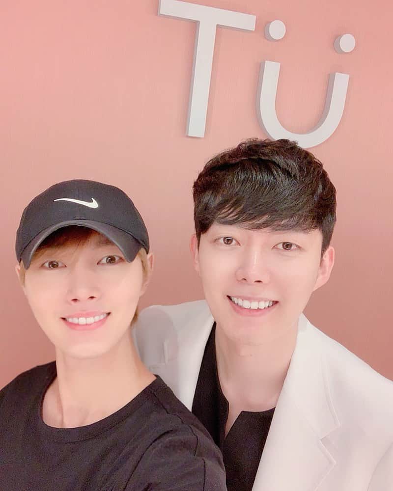 イ・ミンホのインスタグラム：「고마워여 재원이형🤩 TU치과에 가면 잘생기고 능력좋은 서재원 원장님이 계셔요🤩 #TU치과 #티유치과 #신논현역치과 #치과의사서재원」