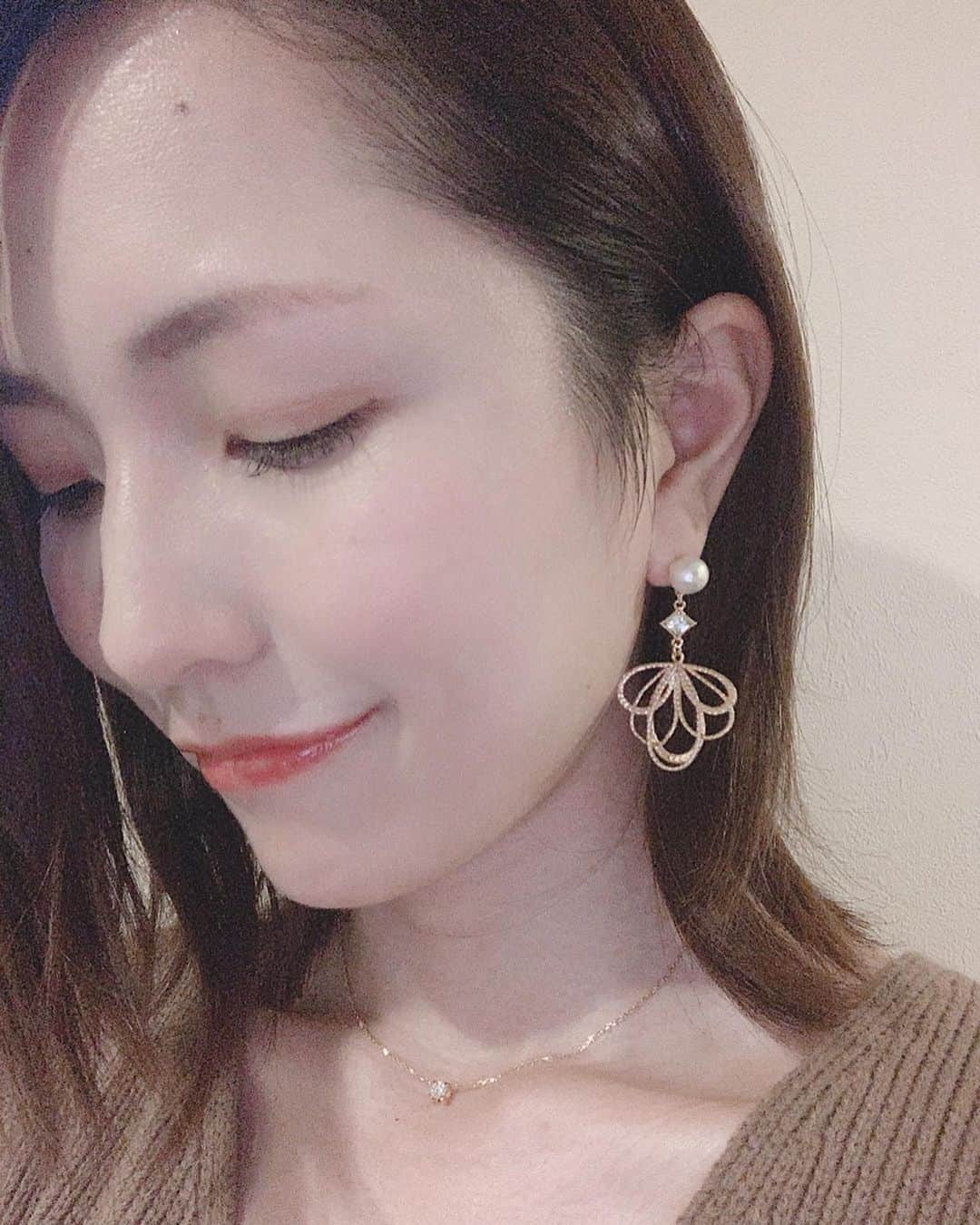 Remiさんのインスタグラム写真 - (RemiInstagram)「enjoying new items❤︎ . 髪伸びてきたなぁ〜。. 前回の根元暗めグラデーションカラーのお陰で伸びてもプリンが気にならない👌 個人的にこの長さが一番楽♪(コテやアイロン、ワックスは一切使わない人。笑) .  というわけで、エモワ新作を着用写真たちと共に紹介したいと思います。 前回同様、華やかで落ち着きのあるデザインと素材にこだわり、新しい試みは「カラー展開」と「2way」。 . . . ✔️天然石ガーネットタッセルピアス/イヤリング 秋冬の定番になりつつあるタッセルは、肌触りの良い上質なレーヨン糸を大ぶりに使ってファッションの主役に。 インパクト抜群のホワイト、髪色に馴染みやすいブラック、絶妙なミックスカラーのグレーミックスの３色展開にしました。 さらに、「子供に引っ張られないものが欲しい」というママたちの意見を取り入れて、タッセルを裏のキャッチ部分に取り付けたので、お手持ちのキャッチに付け替えることで、小ぶりなピアスとしても楽しんで頂けます✨(3,4枚目参照) 前面には天然石とスワロフスキーを使って、細部まで素材にこだわりました。 天然石ガーネットは、「友情と愛の絆」「エネルギー充填」という意味があり、エモワのブランドコンセプトにぴったり💕 タッセルのオンオフで2wayを楽しんでみては💓 . . . ✔️コットンパールクリスタルピアス/イヤリング 幅広い世代に人気のコットンパールとクリスタルスワロフスキーという王道パーツに、沢山のフープが重なってお花のように広がるモチーフが揺れる上品なアクセサリー✨ シンプルなニットコーデや、パーティーなどのフォーマルなシーンでも活躍するアイテムです💓(5枚目)  今回はどちらの商品もイヤリング対応になります！(アレルギー対応はタッセルのみとなります。) . . . 明日からの連休、大型台風が迫っていますがどうかお気をつけください。  #秋冬アクセサリー #秋冬ピアス #etmoi #エモワ #お揃いアクセサリー」10月11日 23時42分 - remi_912