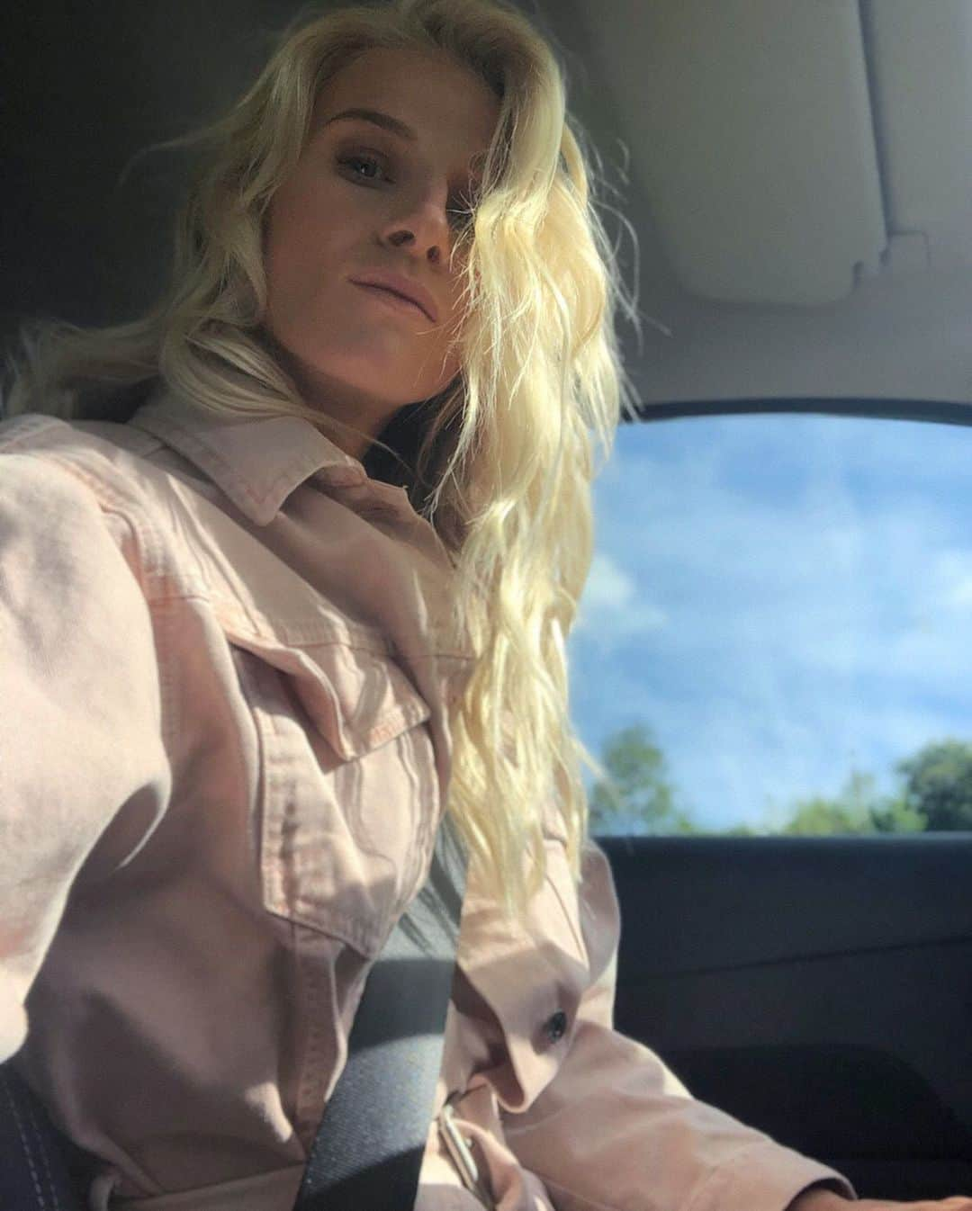 ソフィア・ヤコブソンさんのインスタグラム写真 - (ソフィア・ヤコブソンInstagram)「Car selfie 👱🏼‍♀️🤳🏼 . . . . . . . . . . . . #carselfie #strikeapose #traffic #photooftheday #friday #weekend」10月11日 23時43分 - sofiajakobsson