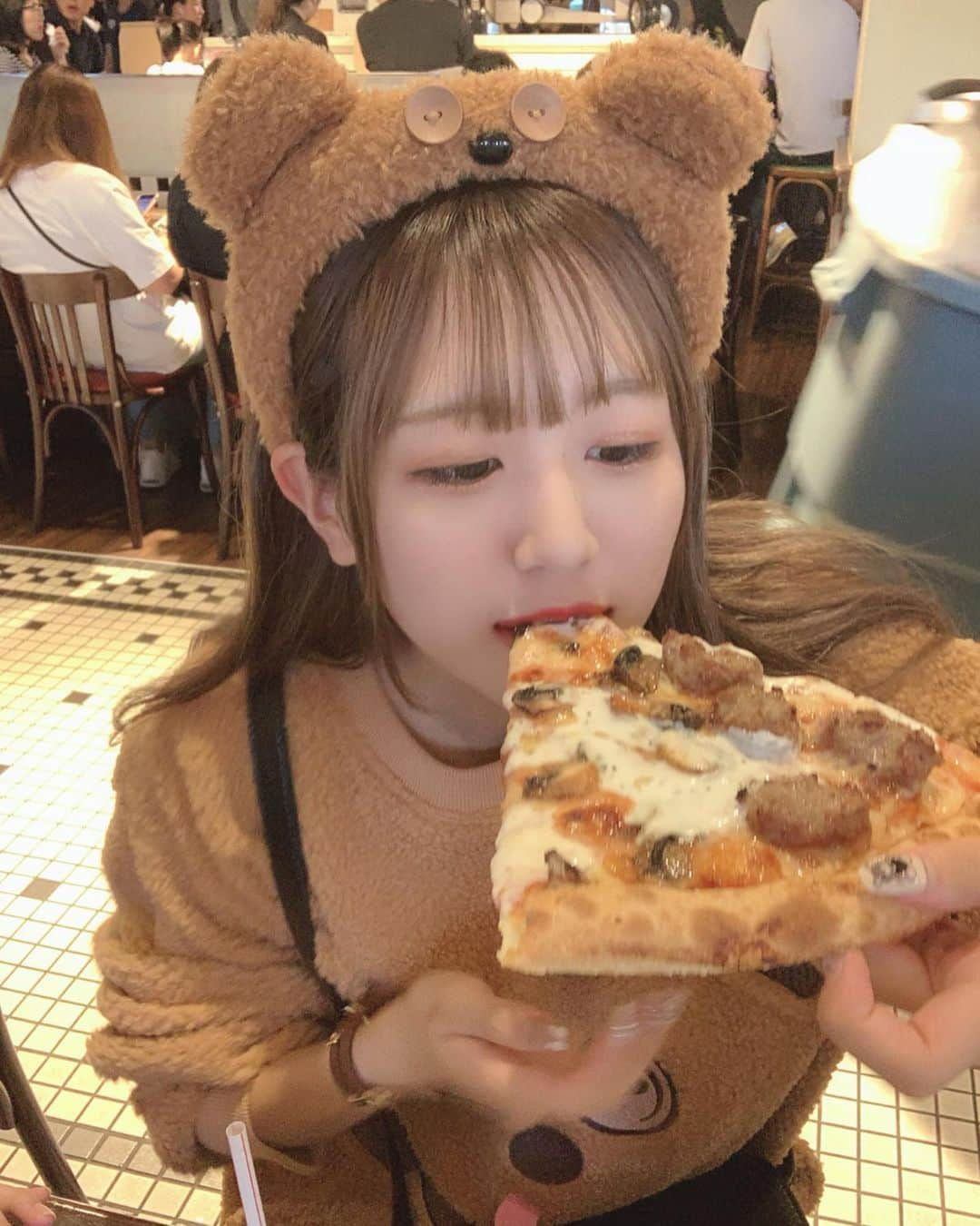 嶋田のあのインスタグラム：「ユニバの中にあるお店のピザ美味しくてだいすき 🧸🧸 ② . . . . .  #ユニバ#ユニバコーデ #ユニバーサルスタジオジャパン #ユニバハロウィン #ティム #ティムコーデ #ブラウンコーデ #カチューシャ #jkブランド #エクステ #universalstudiosjapan #ピザ #美味しい ‪‪☺︎‬」