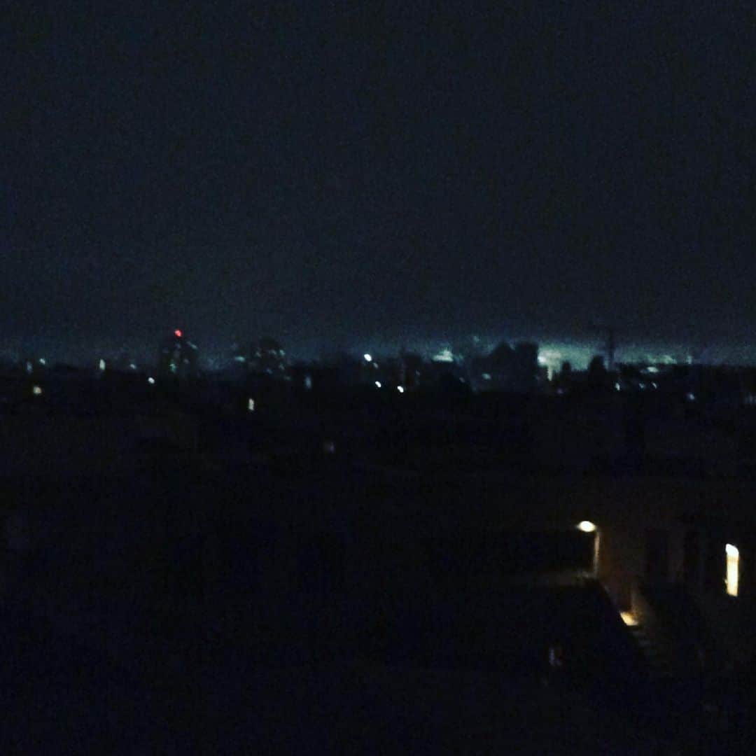 丸山敬太さんのインスタグラム写真 - (丸山敬太Instagram)「テラスに出てみる。  低く垂れ込んだ重たい雲が 高層ビルを押しつぶすかのように 不穏な風の音。  何もなく過ぎて欲しいなぁー」10月11日 23時45分 - keitamaruyama