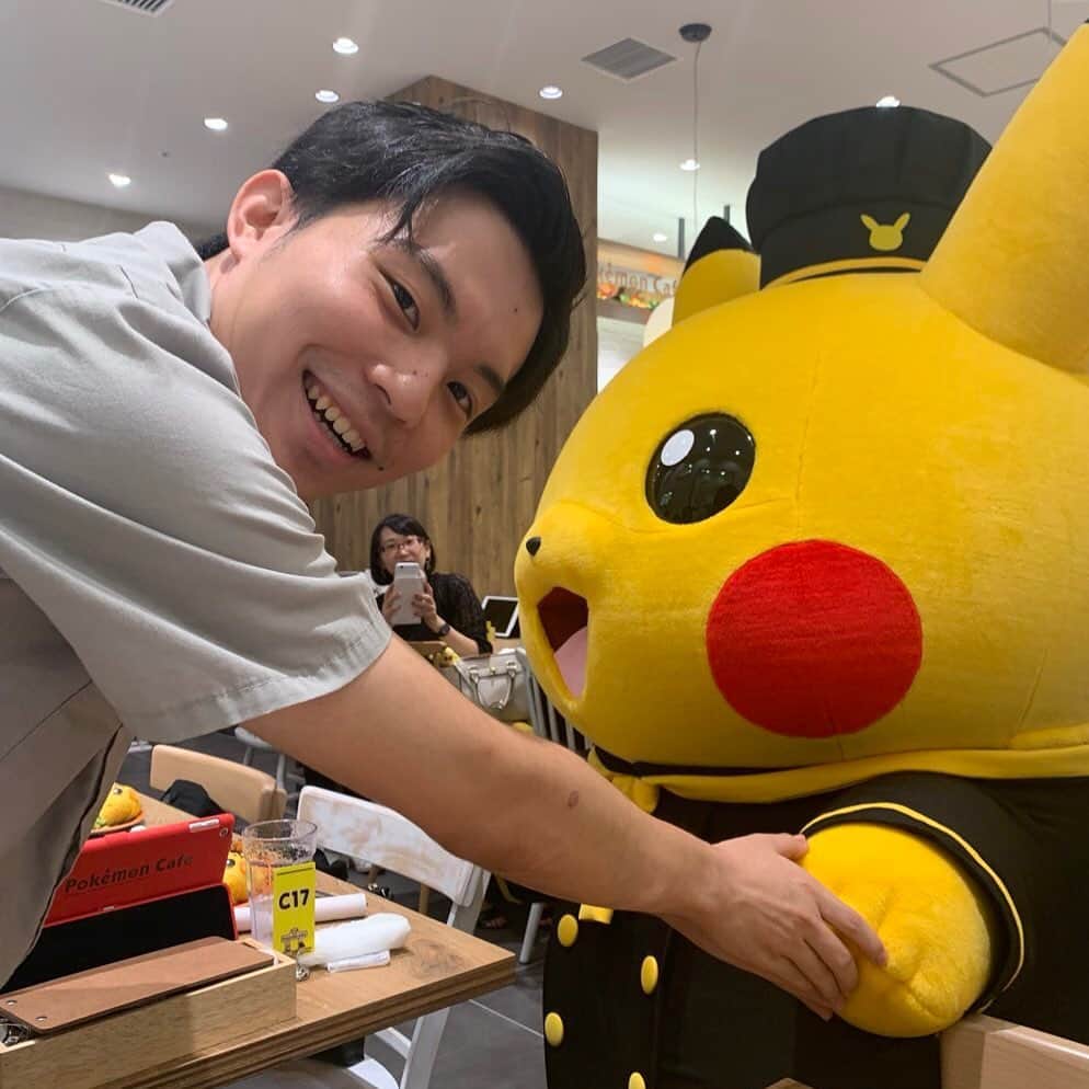 のインスタグラム：「‪10月12日で23歳になりました！‬ ‪大学も卒業してこっからが勝負だと思ってますので何かしら成し遂げます！‬ ‪すでに先の楽しみな予定も決まってきているので強く生きます！‬ ‪せっかく大学の友達がみんな呼んで誕生日会してくれる予定やったのに台風で無くなった！！泣‬ ‪台風で！‬！！！ ‪無くなった！‬！！！ ‪#サミットの握手」