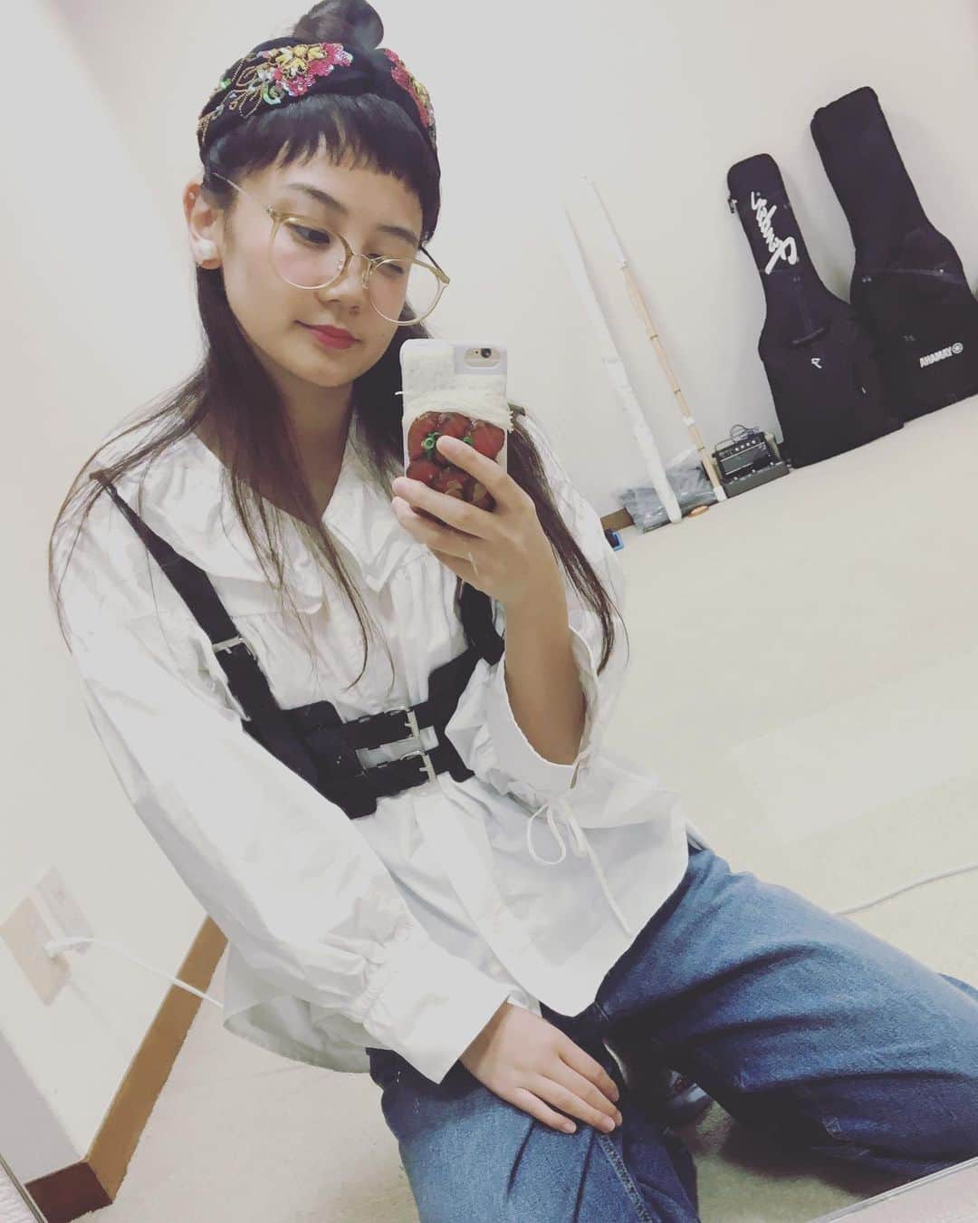千眼美子さんのインスタグラム写真 - (千眼美子Instagram)「・ ギターだけでなく 竹刀も持つようになりました。 そして今日はちょっと 大人っぽよちゃんでした。 最近メイクをするようになりました。 では。みんな台風、気をつけてね。」10月11日 23時55分 - yoshiko_sengen