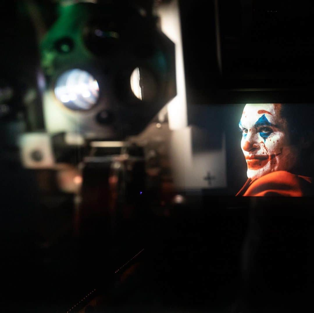 トッド・フィリップスさんのインスタグラム写真 - (トッド・フィリップスInstagram)「Some fantastic images from the projection booth at @cinetecabologna where Joker is screening in 70mm. Grazie Gian Luca Farinelli. 📸 Lorenzo Burlando #Joker 🇮🇹」10月11日 23時57分 - toddphillips