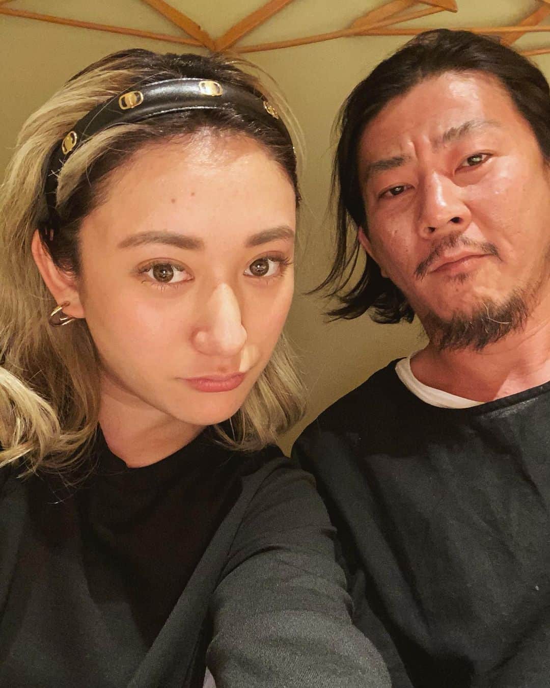 Saki のインスタグラム：「おかあちゃん、ついに30歳になりました🗣 #お誕生日　& #結婚記念日  どうぞよろしくお願いします😂✌️ #datenight #date #birthday #mybirthday #family #夫婦  楽しかった、美味しかったなー🍣🍺🍺🍺🍺　#村上二郎　#寿司　#鮨」
