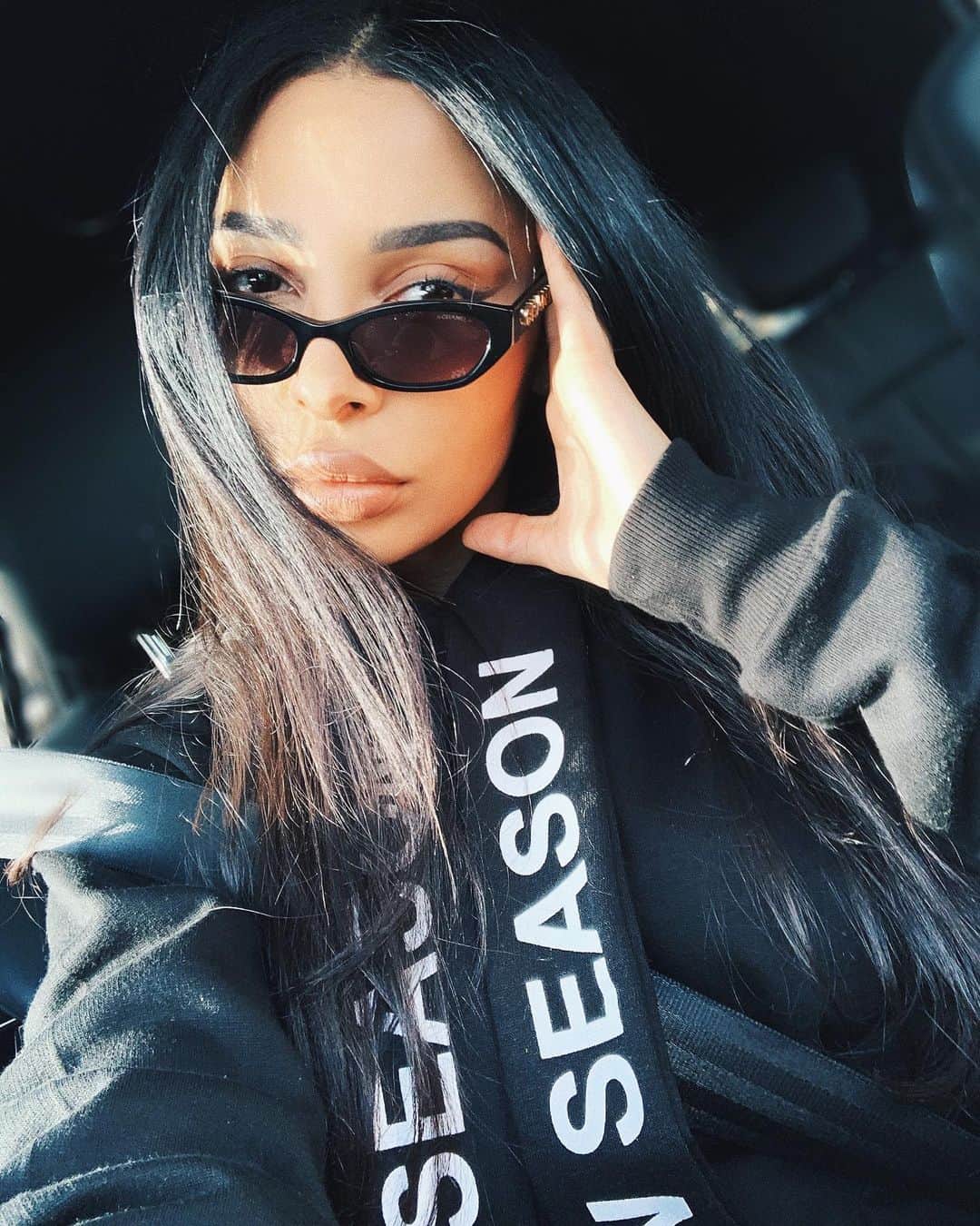 sananasのインスタグラム：「NEW VIDEO BABES 😜Dans ma nouvelle video je suis entourée de 4 abonnées et je suis trop heureuse ahah Parce que c’est une première pour moi 😊 et parce que pour une fois je suis pas entrain de parler toute seule 😂 Le lien est dans la bio 😘」