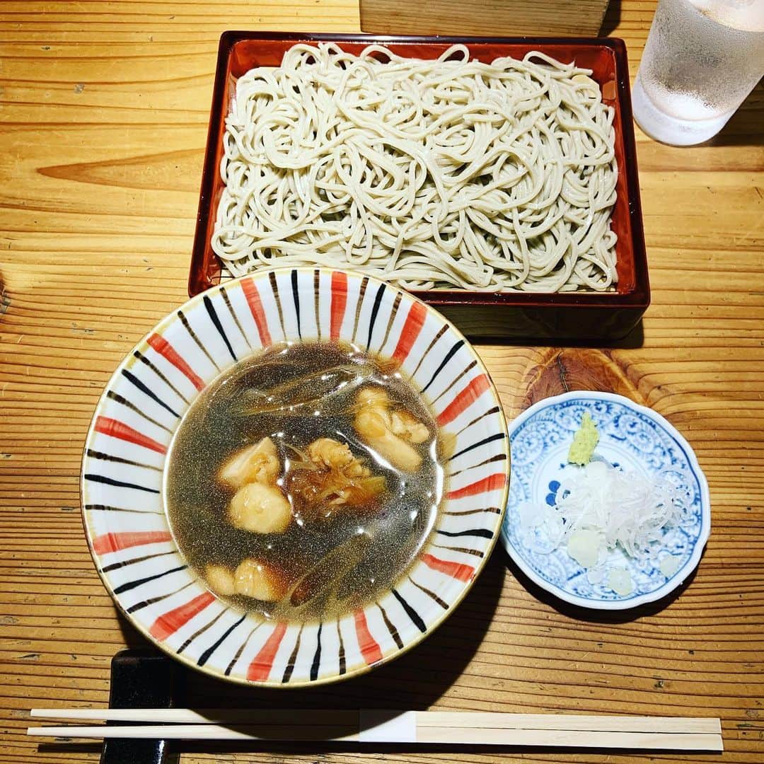 志摩有子さんのインスタグラム写真 - (志摩有子Instagram)「台風の接近中の東京にやってきた食いしん坊の神父さま　@yu_ji.onishi と甲賀さんでランチ。こんなにお洒落でチャーミングな神父さまっている？そしてとてもおもしろい。彼のインスタの　#今日の福音　を読むたびに思う。そのおもしろさをもっとみんなに知って欲しい。 #神に感謝 #推しメン #ミッションスクールあるある」10月12日 0時04分 - ariko418