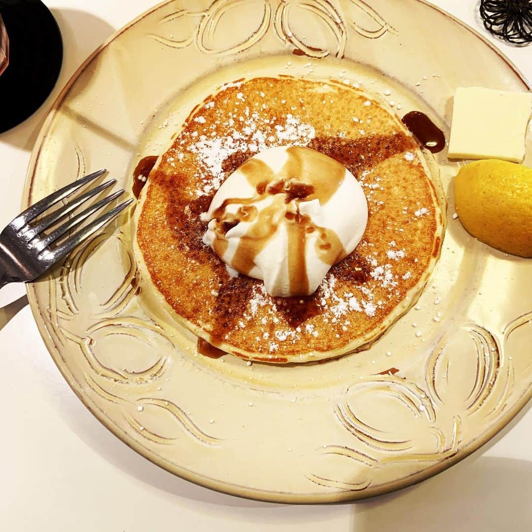 志摩有子さんのインスタグラム写真 - (志摩有子Instagram)「食いしん坊だからデザートも食べちゃう。お蕎麦の後だから一枚でってお願いしたのに、美味しすぎて、結局おかわりパンケーキ。 #マイベストパンケーキ #mybestpancake」10月12日 0時10分 - ariko418