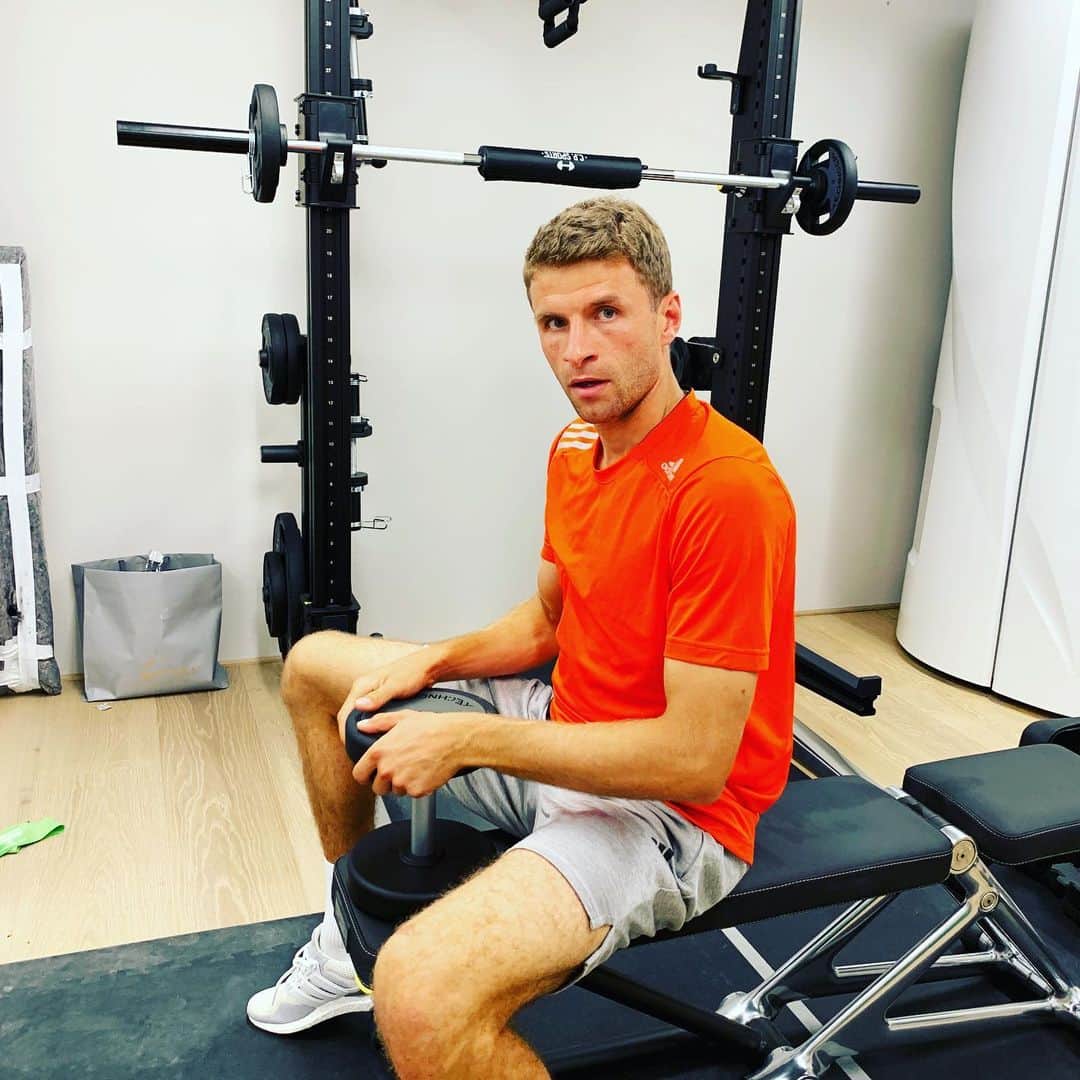 トーマス・ミュラーのインスタグラム：「@arjenrobben workout - stay focused - pump it up 🏋️‍♂️🏋️‍♂️#fitness #workout#packmas #miasanmia#schweinehundüberwinden #abunterdiedusche #bereitfürswochenende」