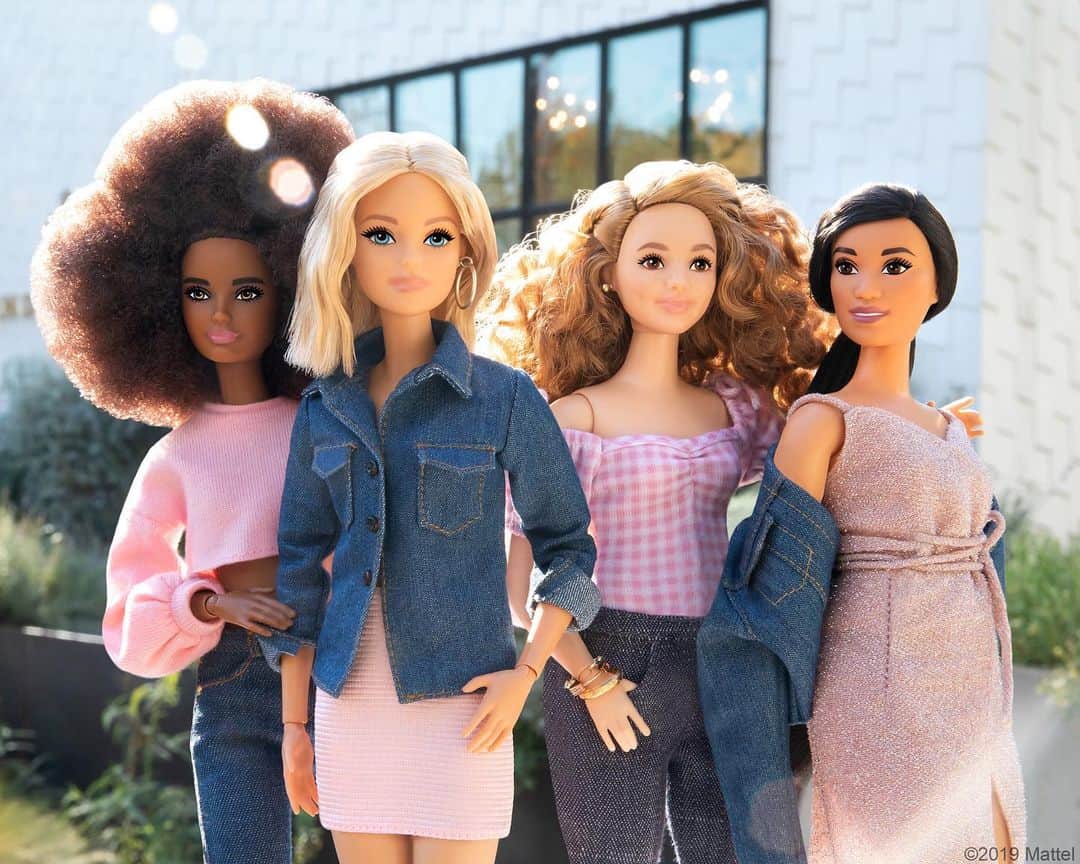 バービーさんのインスタグラム写真 - (バービーInstagram)「Today on International Day of the Girl, we celebrate our mission to empower girls and inspire the leaders of tomorrow. 🌍 #InternationalDayOfTheGirl #barbie #barbiestyle」10月12日 0時24分 - barbiestyle