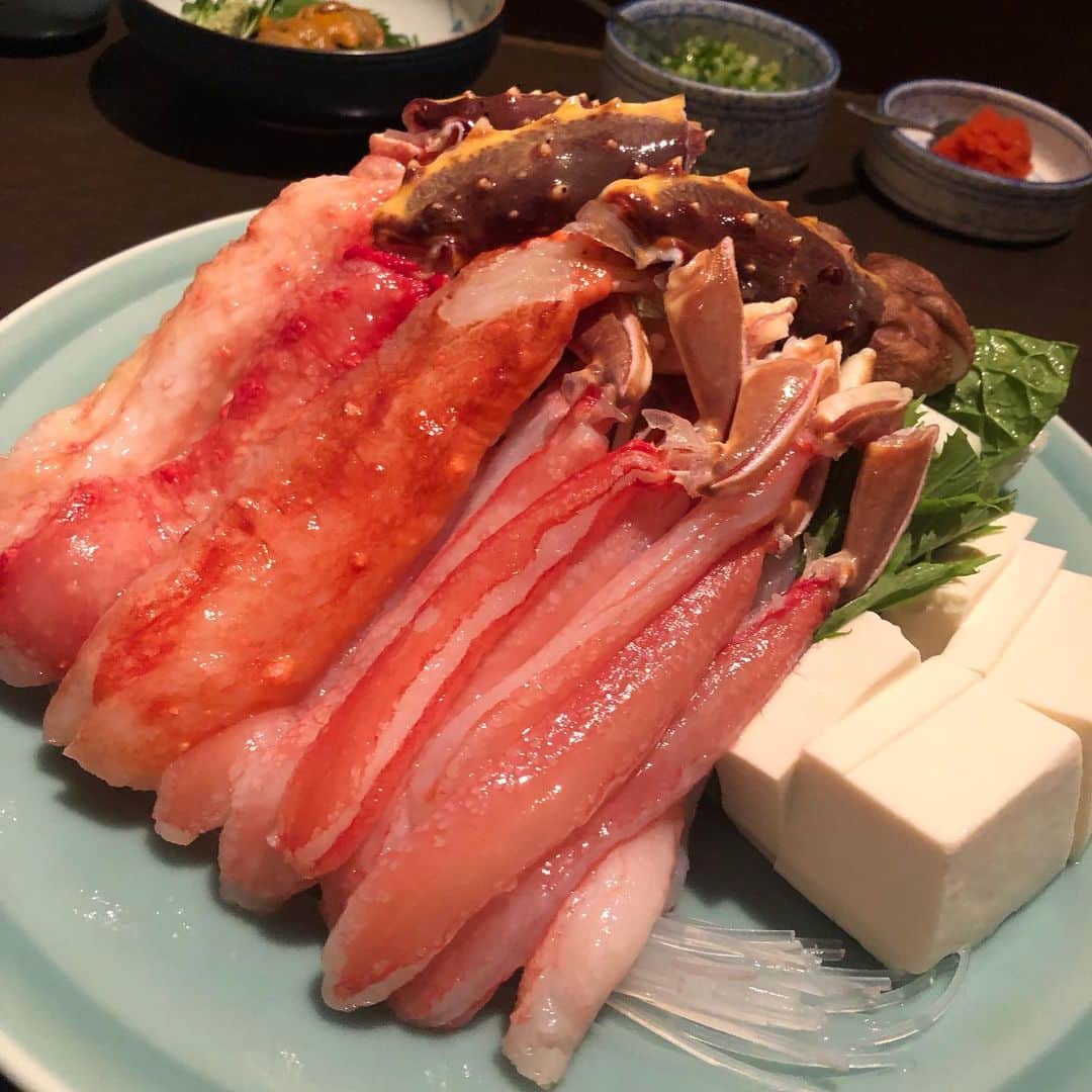 まっく赤坂見附のインスタグラム：「知り合いが今日カニ食べた写真をのせました。 食べたい！ #カニ  #カニしゃぶ」