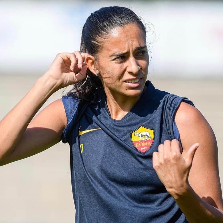 ASローマさんのインスタグラム写真 - (ASローマInstagram)「Training for the match tomorrow! 💪 #ASRoma #ASRomaFemminile」10月12日 0時32分 - officialasroma