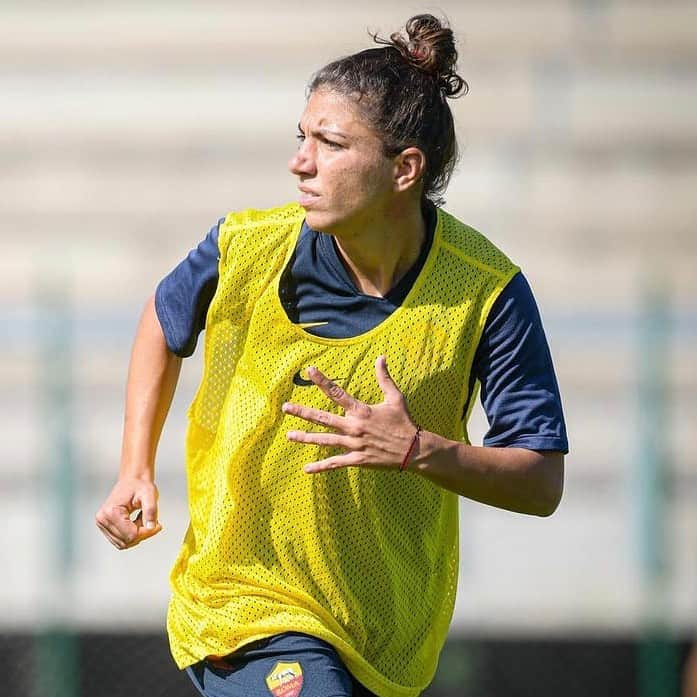 ASローマさんのインスタグラム写真 - (ASローマInstagram)「Training for the match tomorrow! 💪 #ASRoma #ASRomaFemminile」10月12日 0時32分 - officialasroma