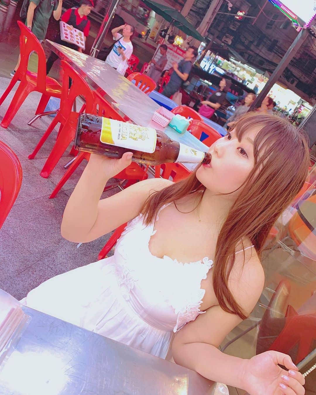 星野めいさんのインスタグラム写真 - (星野めいInstagram)「歩き回った後のビール最高🍻 . . .  #バンコク旅行　#タイ旅行  #タビジョ　#thailand #bangkok」10月12日 0時51分 - pometaaan