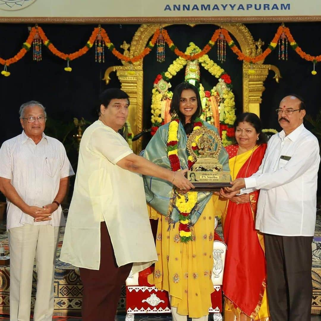 シンドゥ・プサルラさんのインスタグラム写真 - (シンドゥ・プサルラInstagram)「It was really nice to visit “ANNAMACHARYA BHAVANA VAHINI”  institution and  take the blessings of Annamaya and lord ventateshwara🙏🏻 I would also like to thank padmasri Shobha Raju mam and Ramana chari sir for presenting me with the “Dhairya” Award . Mam, you’re an inspiration to a lot people 🙏🏻thank you once again it was a great honour to meet you . 👗: @varunbahlcouture  styled by @bornaliicaldeira  m n h - @gotomirrors  #latepost✌」10月12日 0時52分 - pvsindhu1