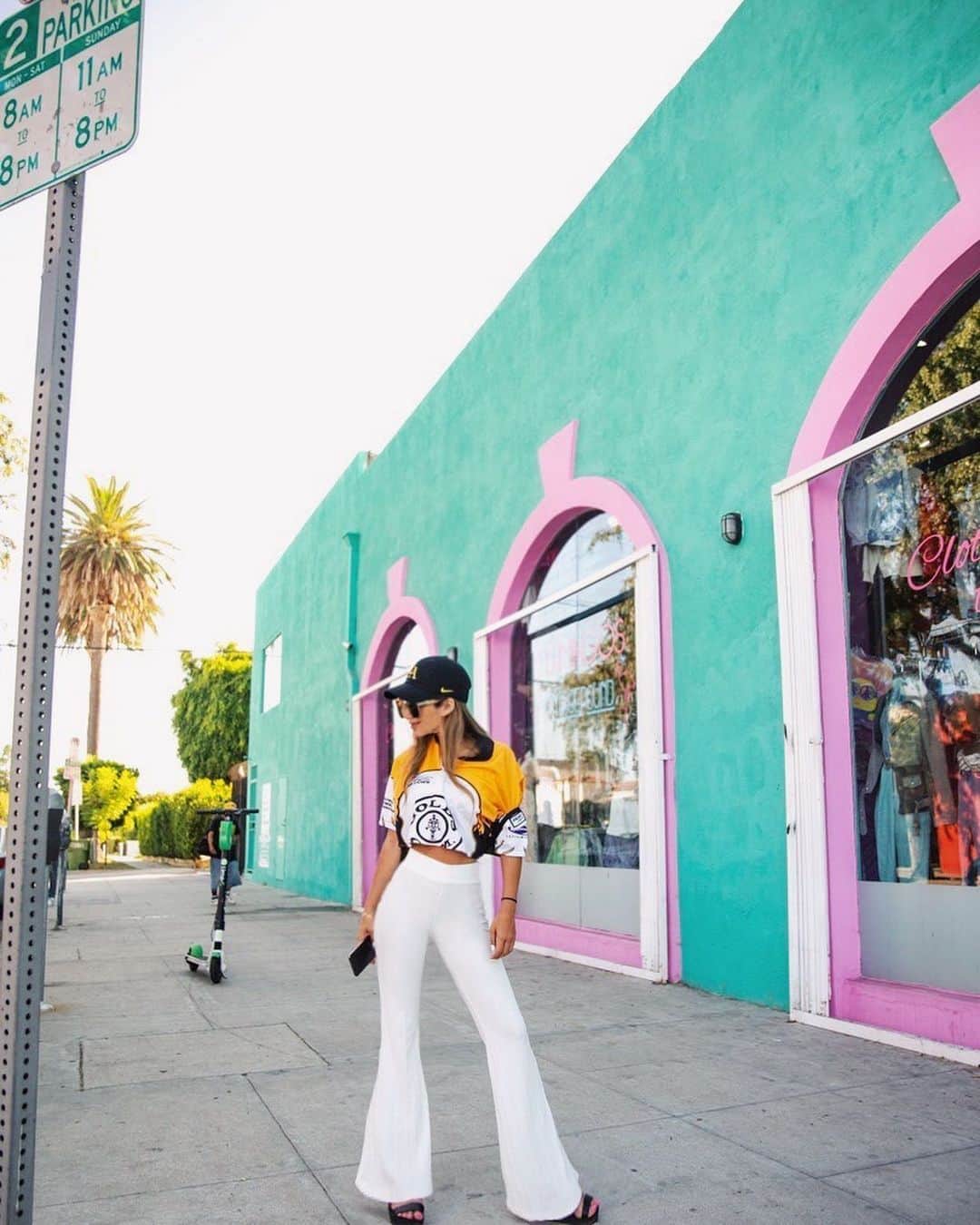 MARISのインスタグラム：「Gold gym #remake outfit @rcnstrct 🤩 I don’t really workout but people in LA asked me that where did I get this and if I workout a lot when I wear this outfit 💛 Gold Gym のメッカのベニス💛海外でよくwork outしてるの？て話しかけられるんだけど、このリメイクトップめちゃくちゃ話しかけられた😎なかなか行けないけどworkout 習慣にしていきたいな😎何より体力つけたい🏋️‍♀️ Btw, 台風の影響すごいね！どんなに強くても自然には勝てない！からみんな気をつけてね🌀🌀🌀💨💨💨 Stay safe 🙏」
