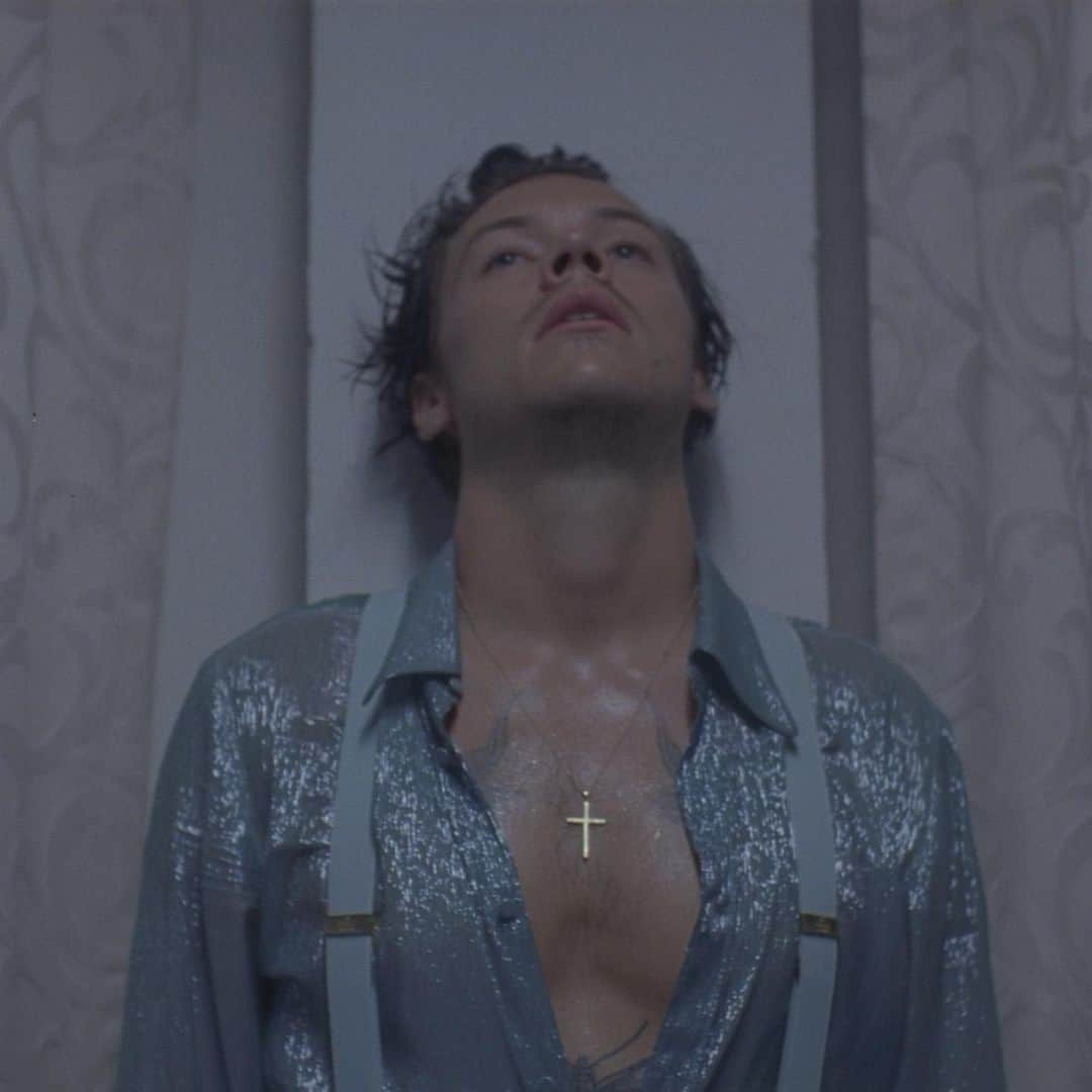 グッチさんのインスタグラム写真 - (グッチInstagram)「Premiering today ‘Lights Up’, a single by @harrystyles. Star of the @guccibeauty #GucciMémoire campaign, in his new music video the singer-songwriter and actor wears a custom #Gucci metallic shirt and trouser braces with feline head detail designed by @alessandro_michele. #AlessandroMichele #HarryStyles #LightsUp #GucciBeauty」10月12日 0時47分 - gucci