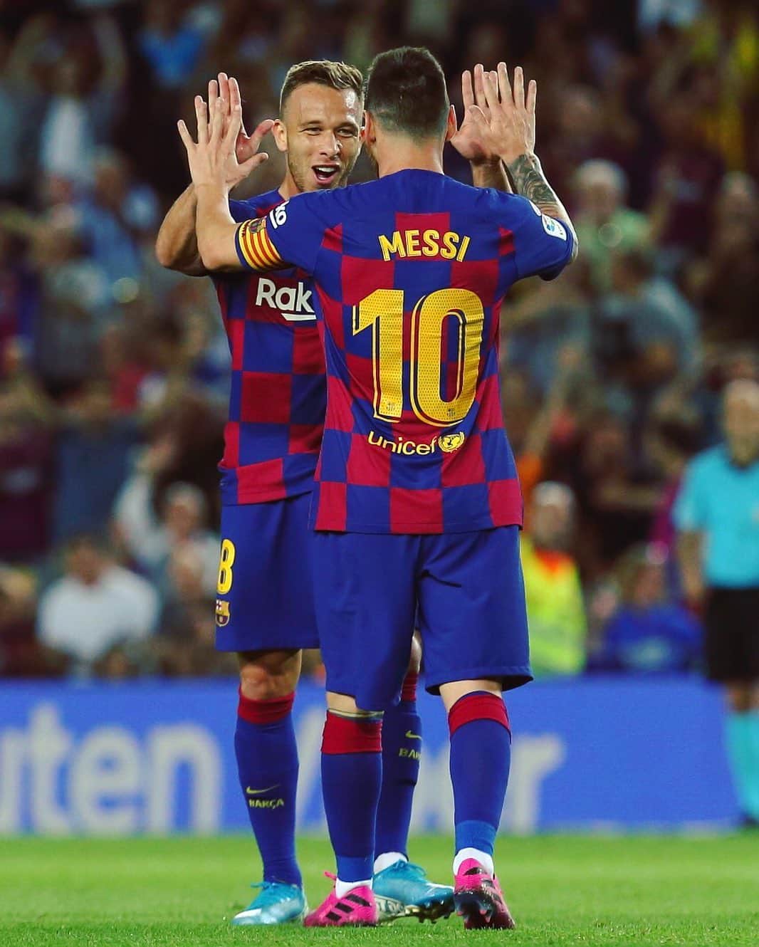 LFPさんのインスタグラム写真 - (LFPInstagram)「Give me five, bro! 🤜🏻🇧🇷🇦🇷🤛🏻 • #LaLiga #LaLigaSantander #Barça #Arthur #Messi #Football #Goals」10月12日 0時53分 - laliga