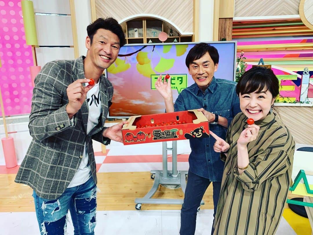 巻誠一郎さんのインスタグラム写真 - (巻誠一郎Instagram)「月1のテレビタ出演！  テレビ前には待望のミニトマトのアルル収穫！  綺麗な赤の美味しいミニトマト出来上がりましたよ！  テレビタのスタッフの皆さんにも大好評でした☆  これから収穫の時期に入ります！  #テレビタ #月1出演 #農業 #のうふく連携 #ミニトマト #アルル #巻誠一郎」10月11日 16時05分 - makiseiichiro9