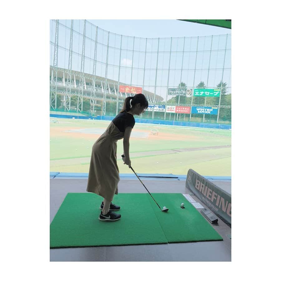大崎みらいのインスタグラム：「、 →→スワイプしてね笑 、 いつかのうちっぱ！ 神宮ゴルフ練習場〜🥰 あえての静止画〜笑 、 いまだコースデビューは したことありませんが、 打ちっ放しだけは わりと行ってるかも笑 市原出身だしね！w 、 だけど 10球中1球くらいしか まっすぐいきません！ 形から入るタイプなので フォームだけは わりと褒められますいえーい！ 、 もっと練習してうまくなって 来年こそ！ コースデビューすっぞ！！ おー！✊ 、 、 、 #ゴルフ #golf #打ちっ放し #ゴルフ初心者 #ゴルフ始めました #golfswing #ゴルフ女子 #スポーツ女子 #神宮ゴルフ練習場  #神宮ってうつと #神宮球場  #がすぐ出てくる #次に #神宮室内練習場 #野球好きが出とる」