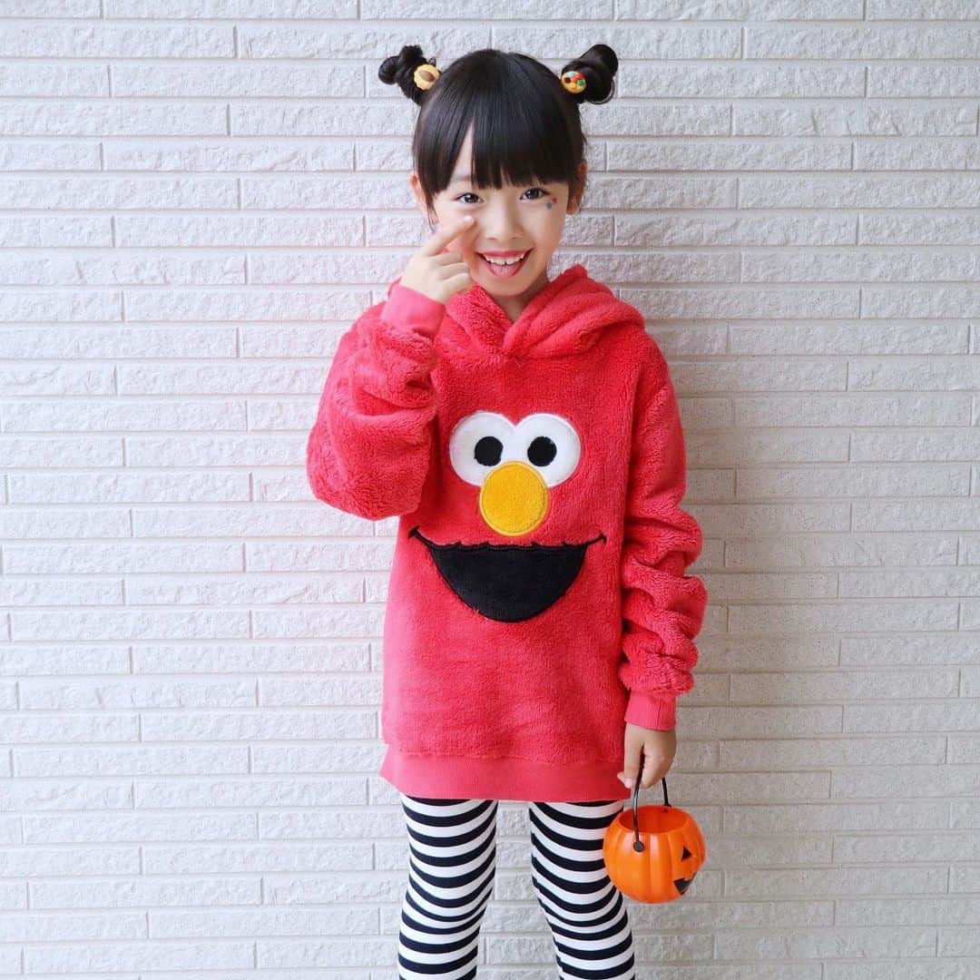 Akiさんのインスタグラム写真 - (AkiInstagram)「10/11 ・ H&M( @hm_kids )✖️セサミストリートの コラボ商品🍪♡ ・ ・ これからの時期にピッタリな モコモコのボアフーディー🐻 ハロウィンの仮装にも良さそう🎃🍭 ・ 10月10日から H&M店舗でのみ発売スタートしてるよー！ ・ ・ 今までは娘が なんとなくハロウィンを わかっていない感じで← ・ 特にパーティーをするわけでもなく 仮装して終了だったんだけど👻 ・ ・ なんだか今年の娘はレベルアップしたようで ・ 👧🏻「ママ！ハロウィンっていつ？！楽しみだなぁ！何着ようかなぁ！」 ・ とワクワクそわそわ🏃‍♀️ #圧がすごい ・ ・ 特に何もする予定が無いので 皆さんのおうちにお邪魔して トリックオアトリートぉぉぉ！！ ってやってもいいですか☺️← ・ ・ ・ ・ #HM#hmkids#hmxme#SesameStreetxhm#セサミストリート#エルモ#ハロウィン#仮装」10月11日 16時07分 - mas_0504