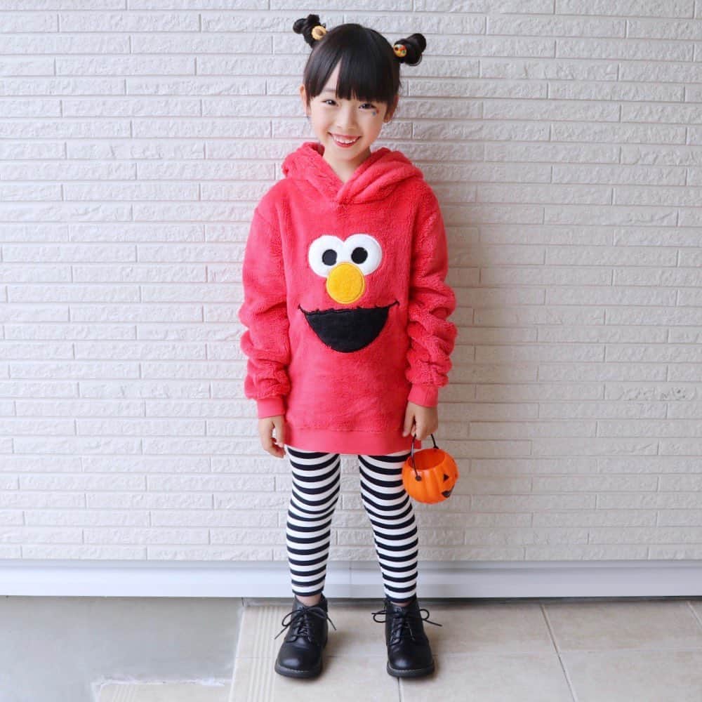 Akiのインスタグラム：「10/11 ・ H&M( @hm_kids )✖️セサミストリートの コラボ商品🍪♡ ・ ・ これからの時期にピッタリな モコモコのボアフーディー🐻 ハロウィンの仮装にも良さそう🎃🍭 ・ 10月10日から H&M店舗でのみ発売スタートしてるよー！ ・ ・ 今までは娘が なんとなくハロウィンを わかっていない感じで← ・ 特にパーティーをするわけでもなく 仮装して終了だったんだけど👻 ・ ・ なんだか今年の娘はレベルアップしたようで ・ 👧🏻「ママ！ハロウィンっていつ？！楽しみだなぁ！何着ようかなぁ！」 ・ とワクワクそわそわ🏃‍♀️ #圧がすごい ・ ・ 特に何もする予定が無いので 皆さんのおうちにお邪魔して トリックオアトリートぉぉぉ！！ ってやってもいいですか☺️← ・ ・ ・ ・ #HM#hmkids#hmxme#SesameStreetxhm#セサミストリート#エルモ#ハロウィン#仮装」