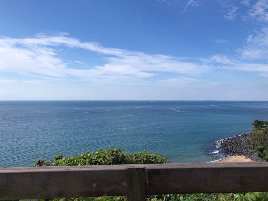 瀧田彩のインスタグラム：「あーまた海見に行きたいな🏝✨ 晴れてて良かった☀️ ﻿ ﻿ #チェジュ島 #済州島 #jeju #제주도 #제주바다 #チェジュ島旅行 #제주도여행 #海 #바다 #제주신라 #신라호텔제주」